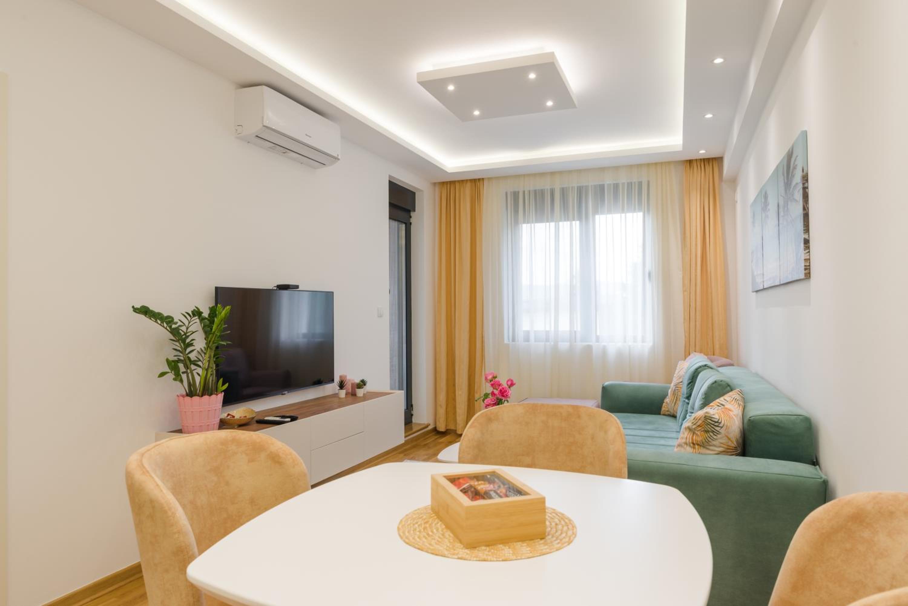 Apartmani Central 14 & Free parking garage view 2