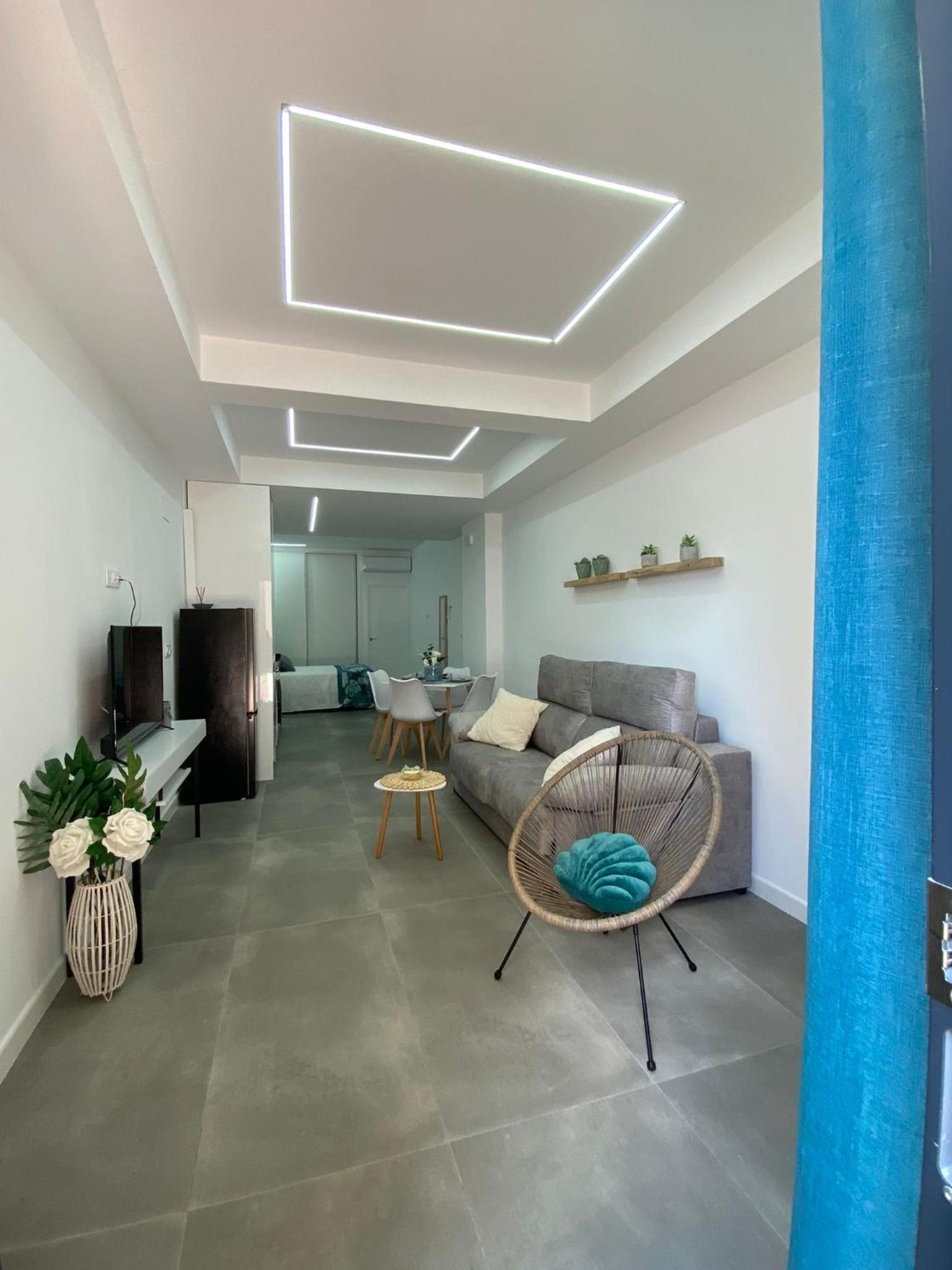 Alba Home , junto al estadio fútbol y Ribera