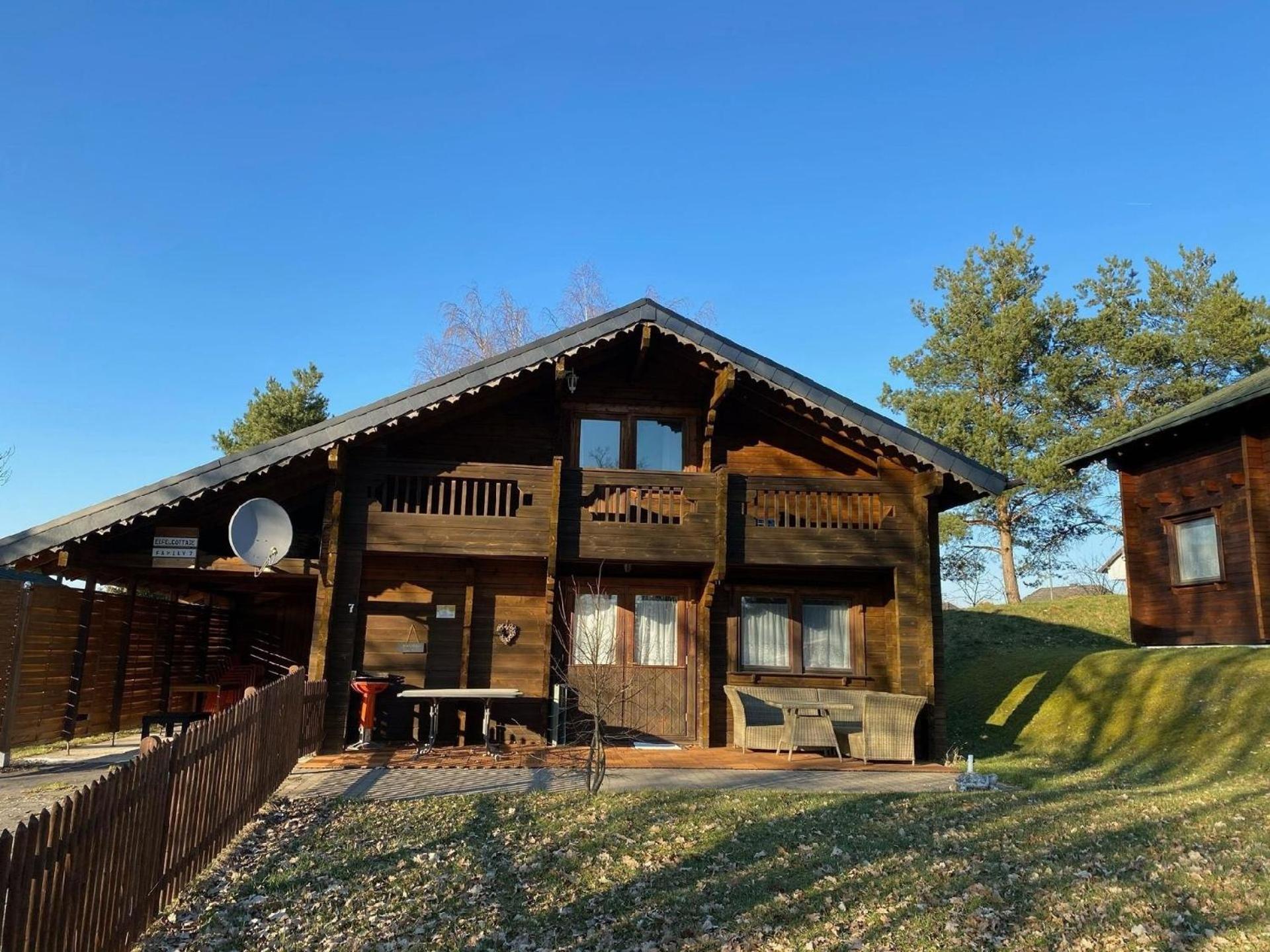 Ferienhaus in Meiserich mit Grill, Terrasse und Garten
