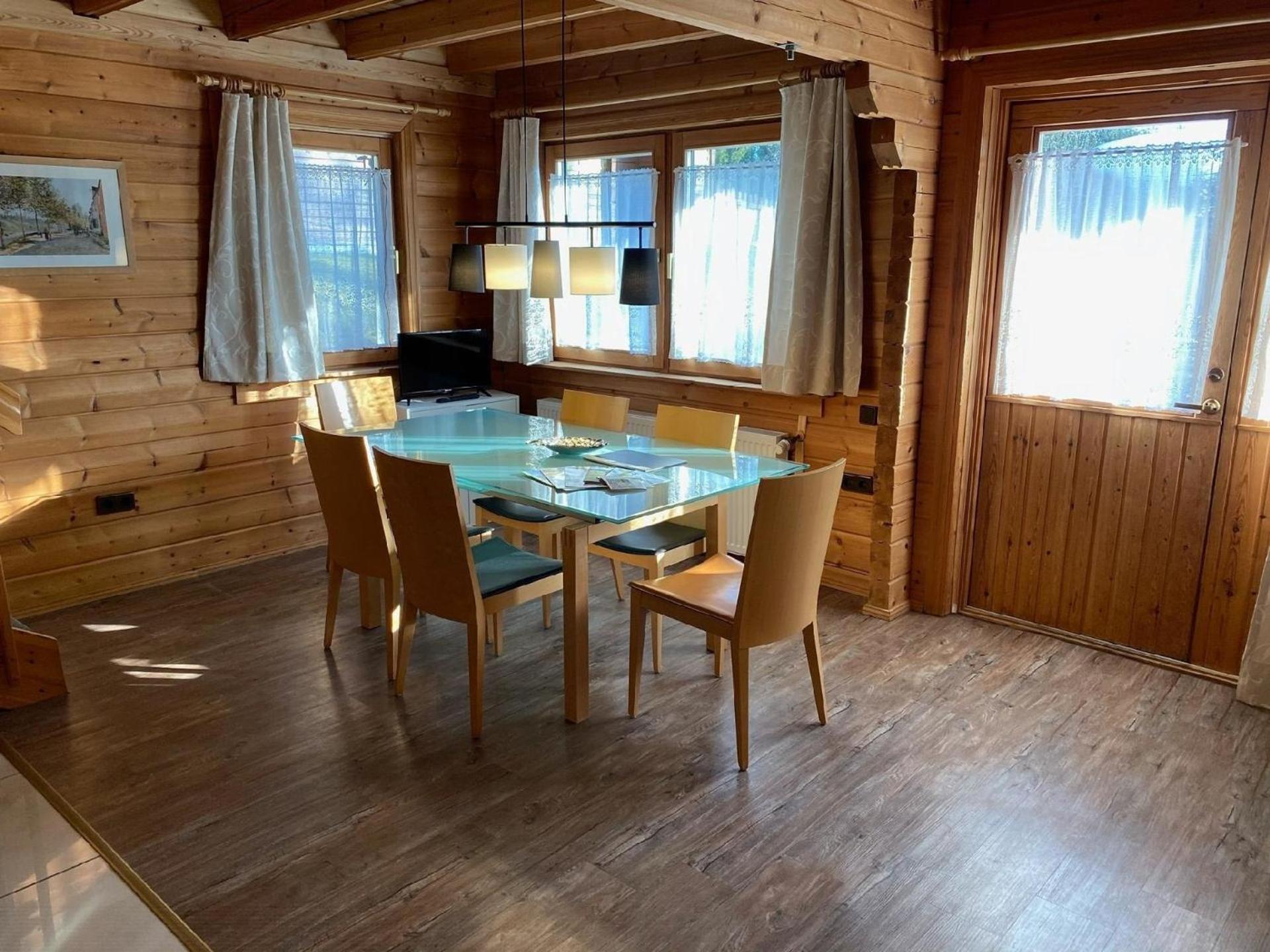 Ferienhaus in Meiserich mit Grill, Terrasse und Garten