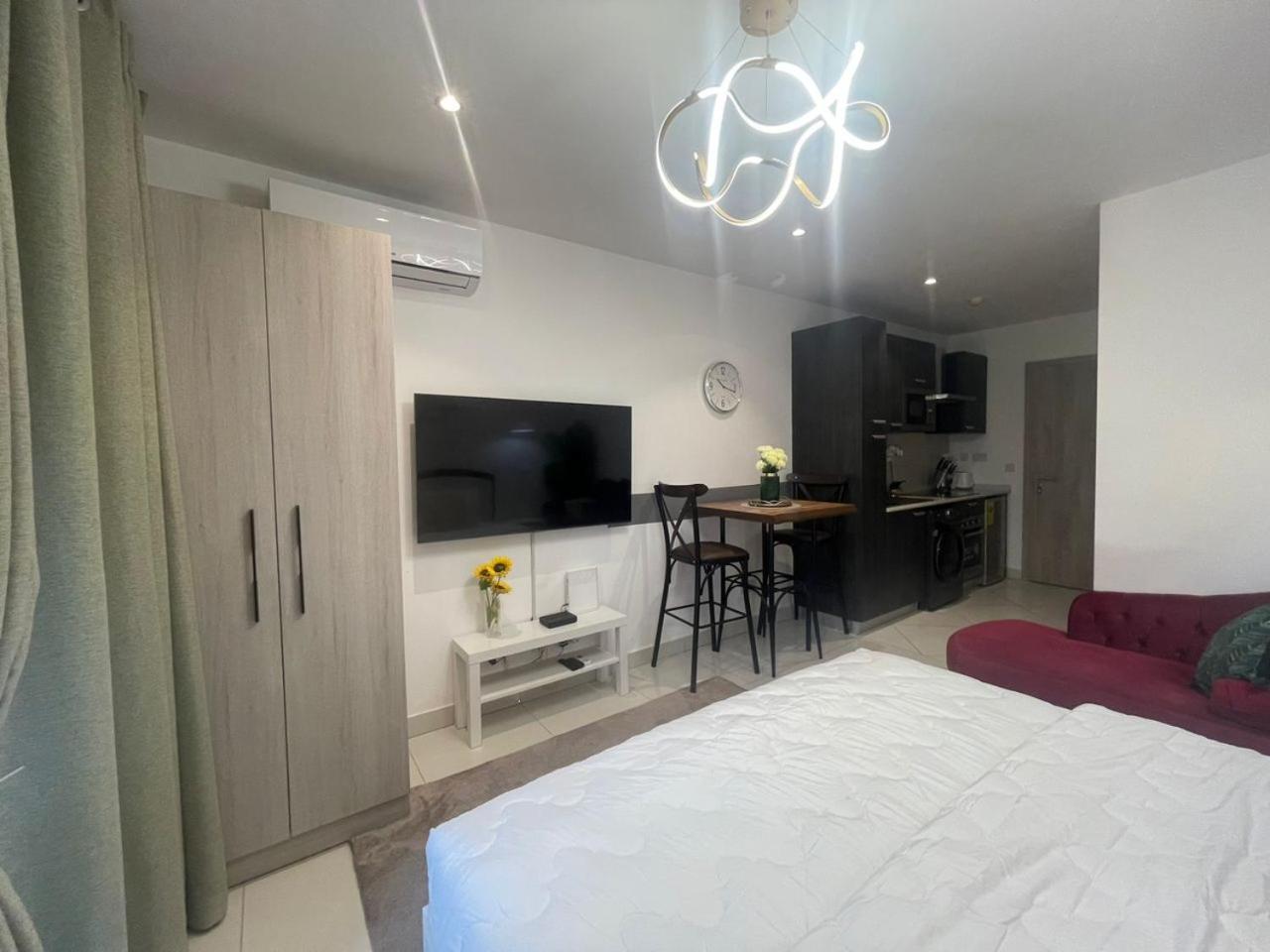 Elegant studio at the Lennox view 3