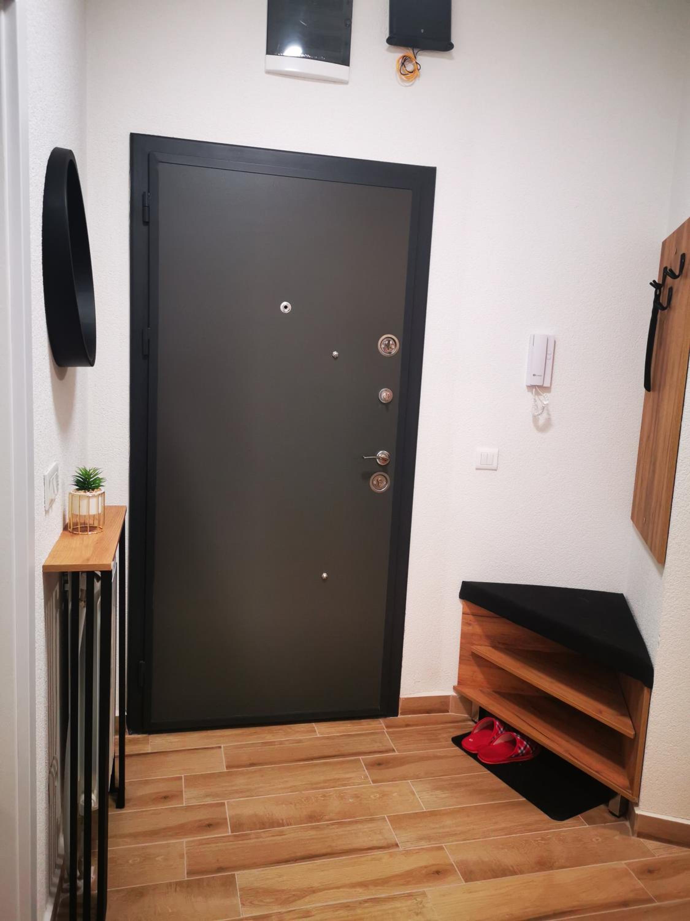 New Modern Apartment with Fast Wi-Fi & Free Private Parking view 5