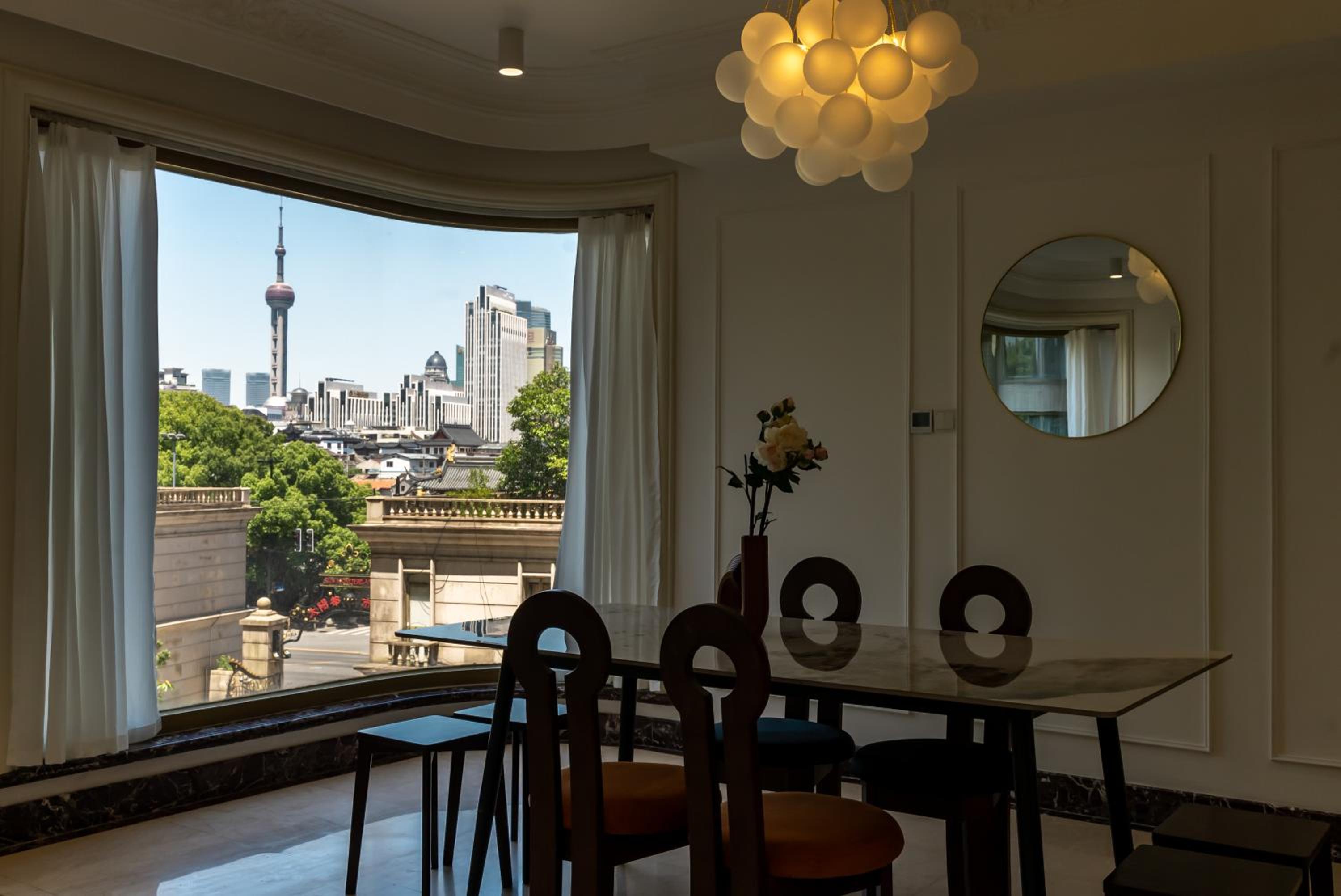 Yi Du Home at Yu Garden with Iconic Skyline Views -Steps to Metro, Cards OK