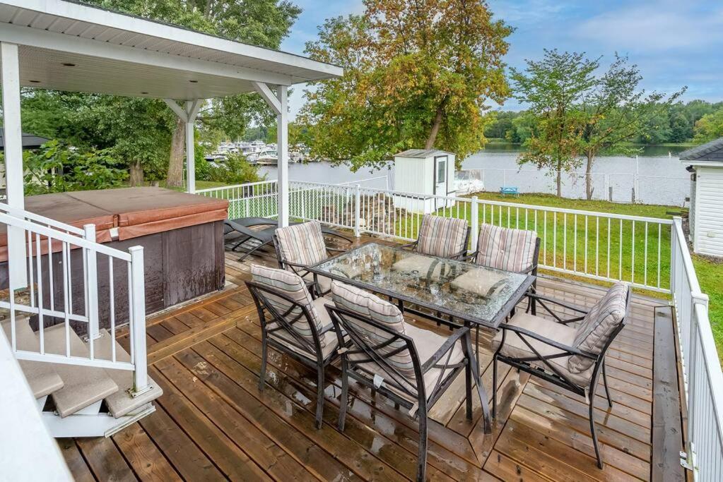 Riviera Escape on Waterfront with Hot Tub
