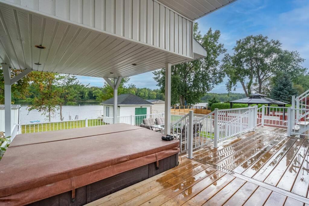 Riviera Escape on Waterfront with Hot Tub