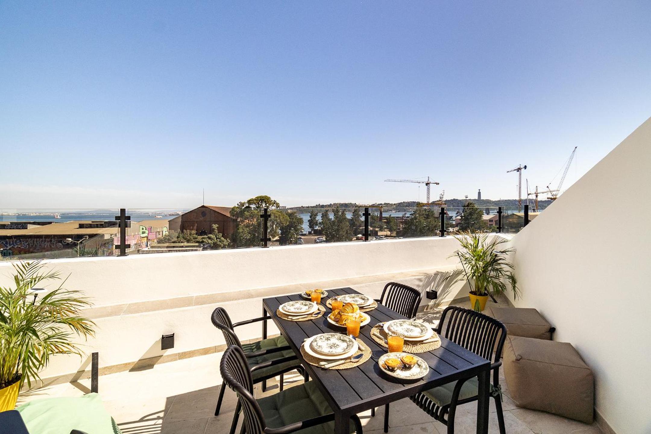 WHome Brand New Lisbon Rooftop with River View view 3