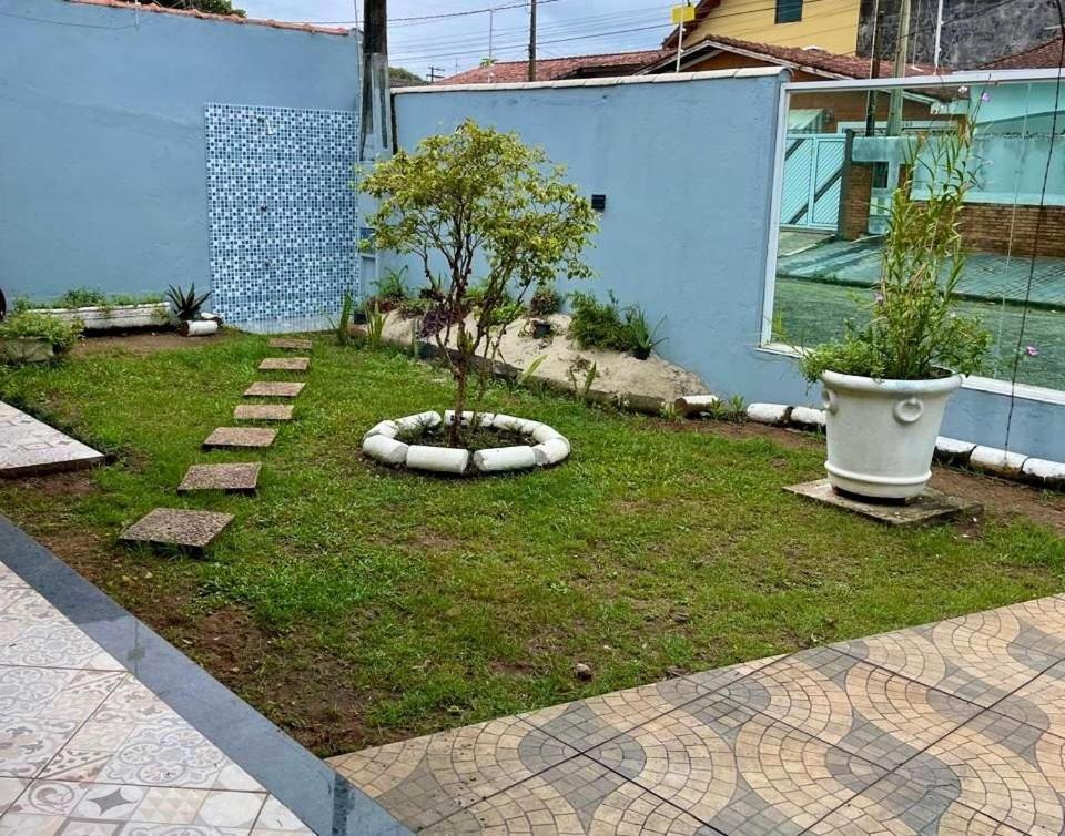 P004 - Casa com 3 dormitórios, churrasqueira e apenas 150m da praia