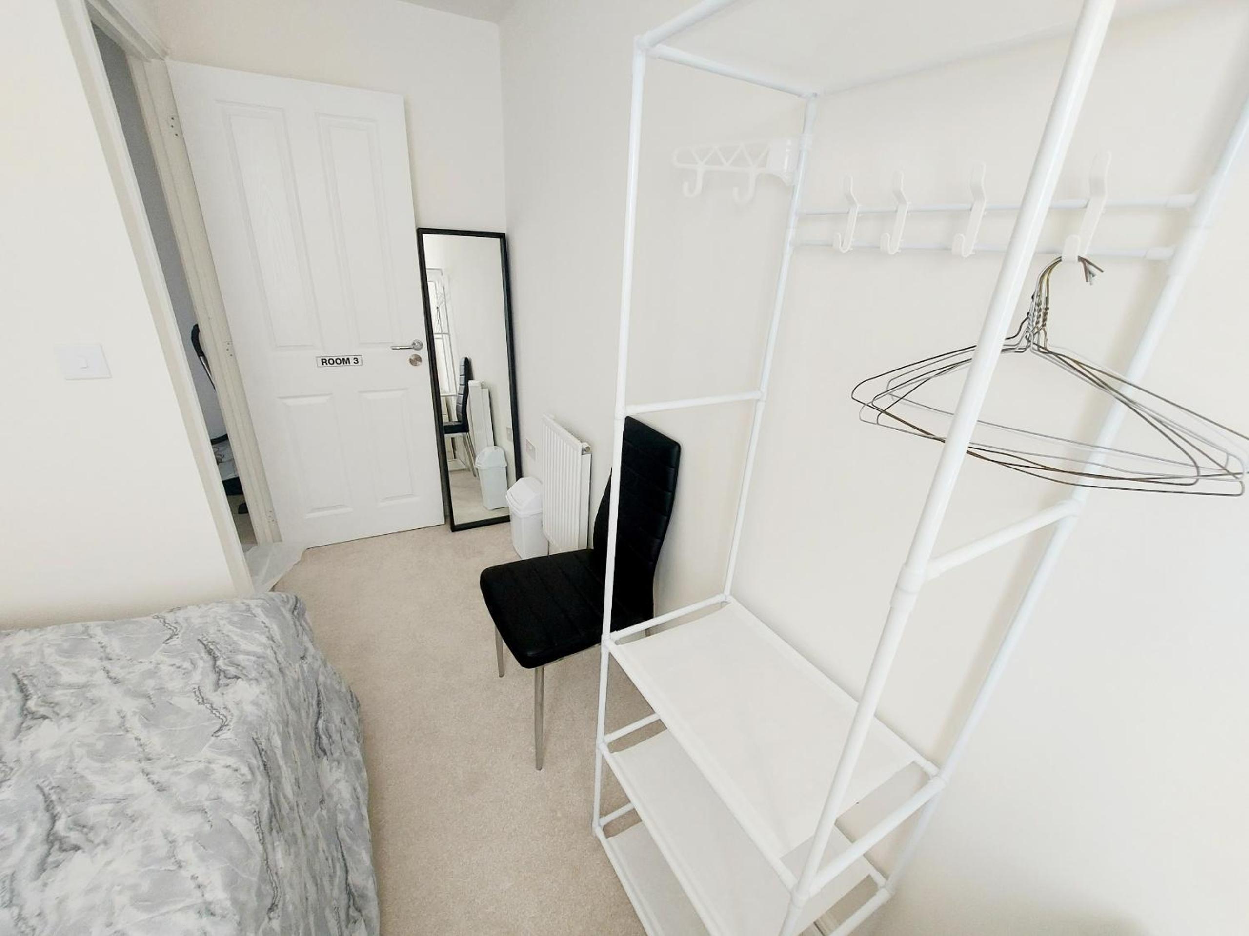 Room in Guest room - Single Room in 3-Bed Home, Full Kitchen, Shared Bathroom view 2