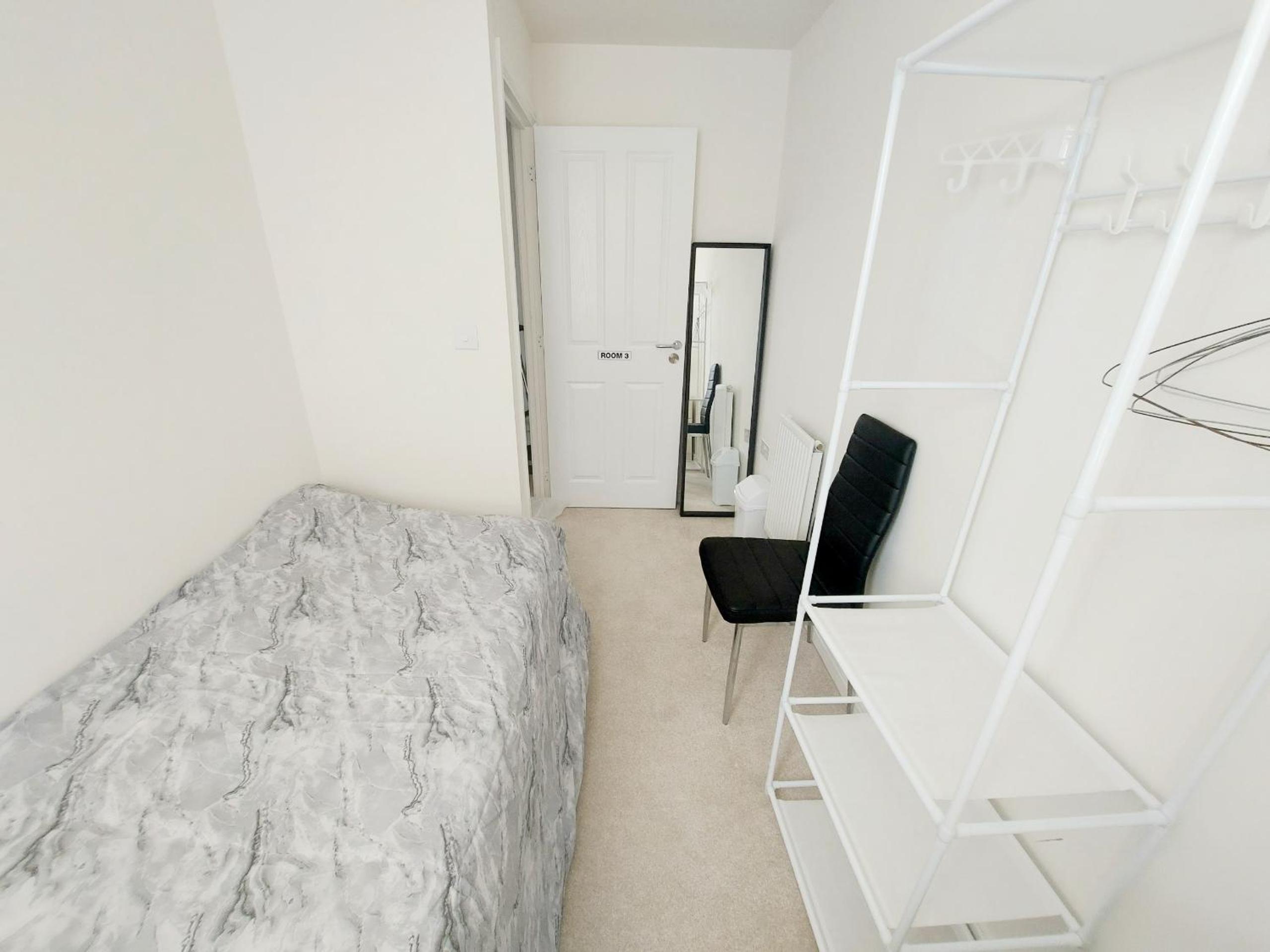 Room in Guest room - Single Room in 3-Bed Home, Full Kitchen, Shared Bathroom view 3