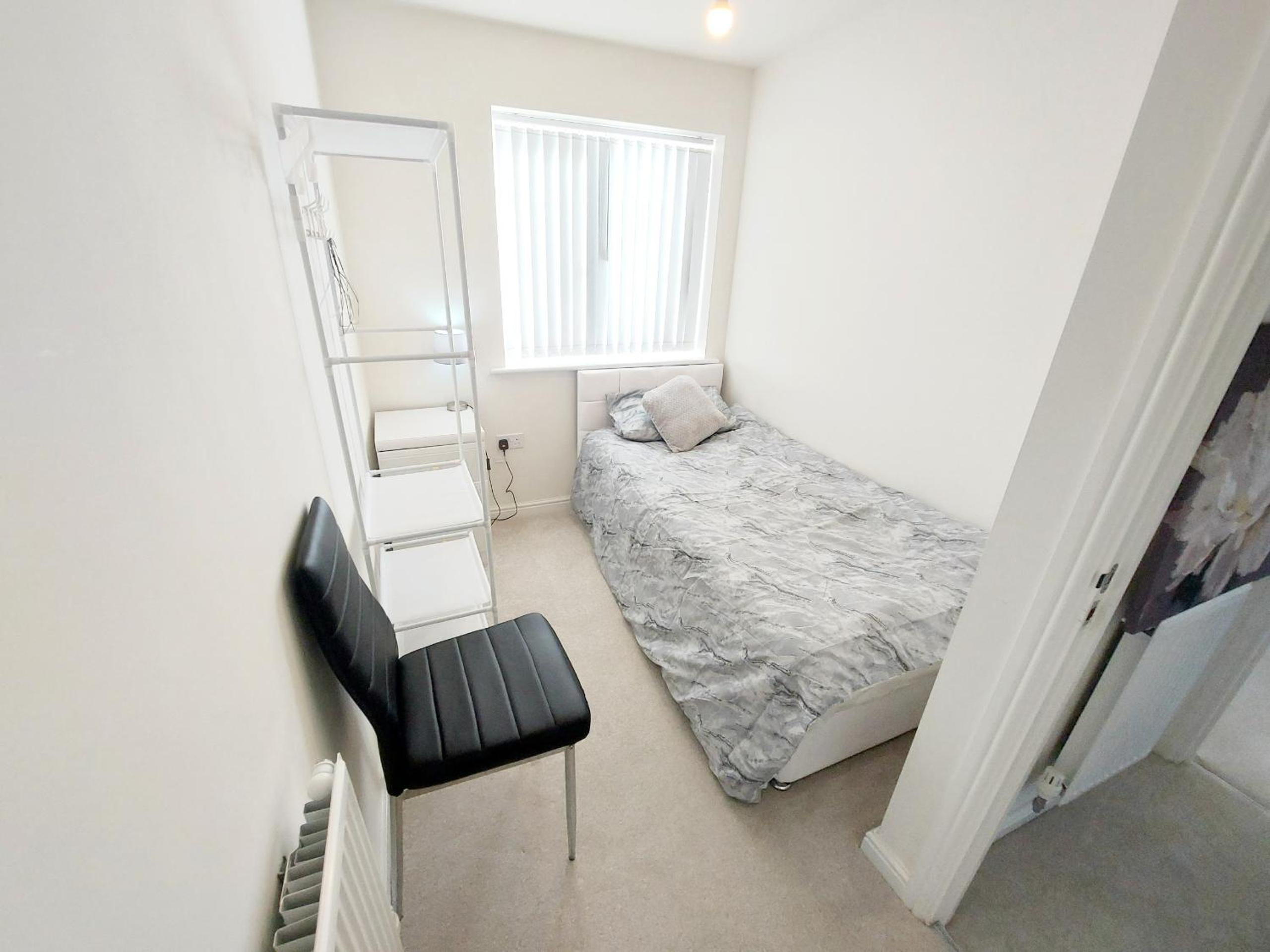 Room in Guest room - Single Room in 3-Bed Home, Full Kitchen, Shared Bathroom view 4