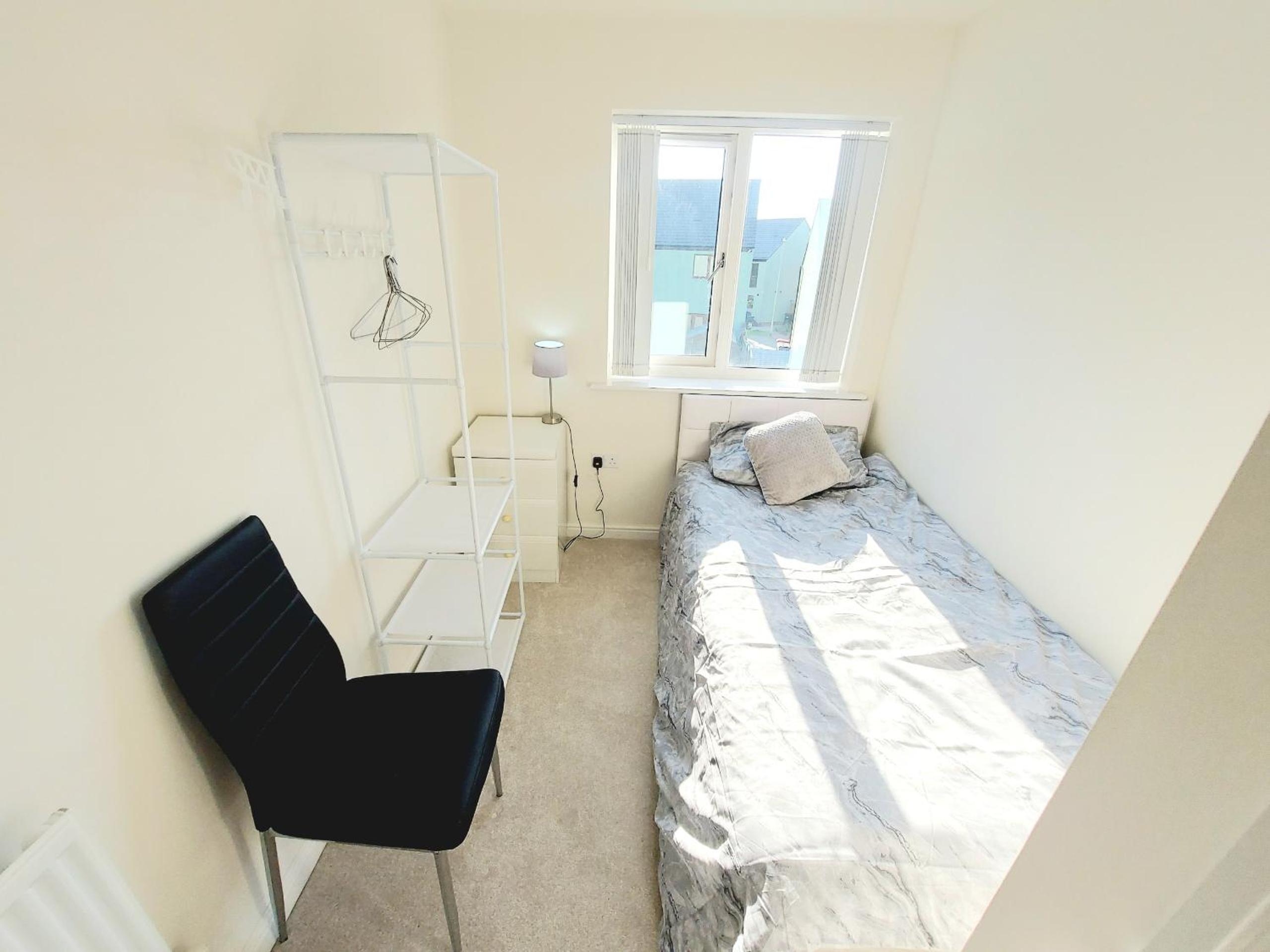 Room in Guest room - Single Room in 3-Bed Home, Full Kitchen, Shared Bathroom view 5