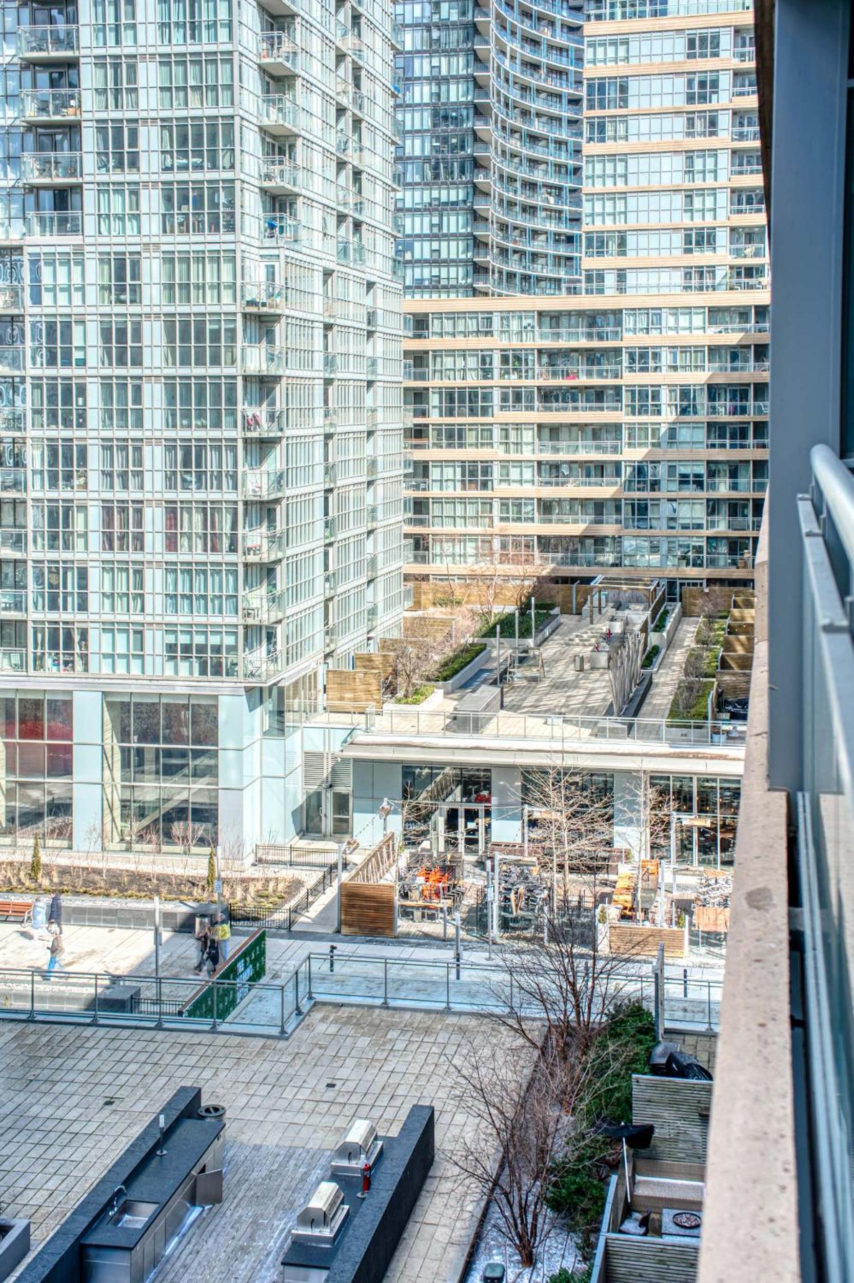 Stylish Downtown Toronto Suite with Free Parking