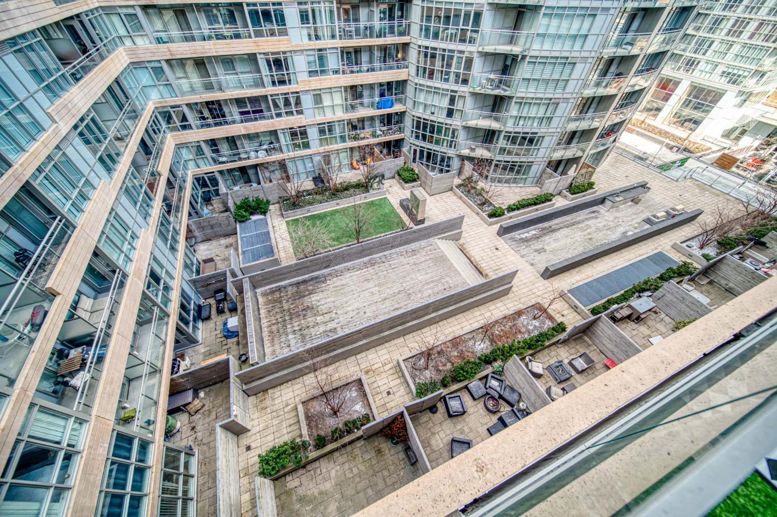 Stylish Downtown Toronto Suite with Free Parking