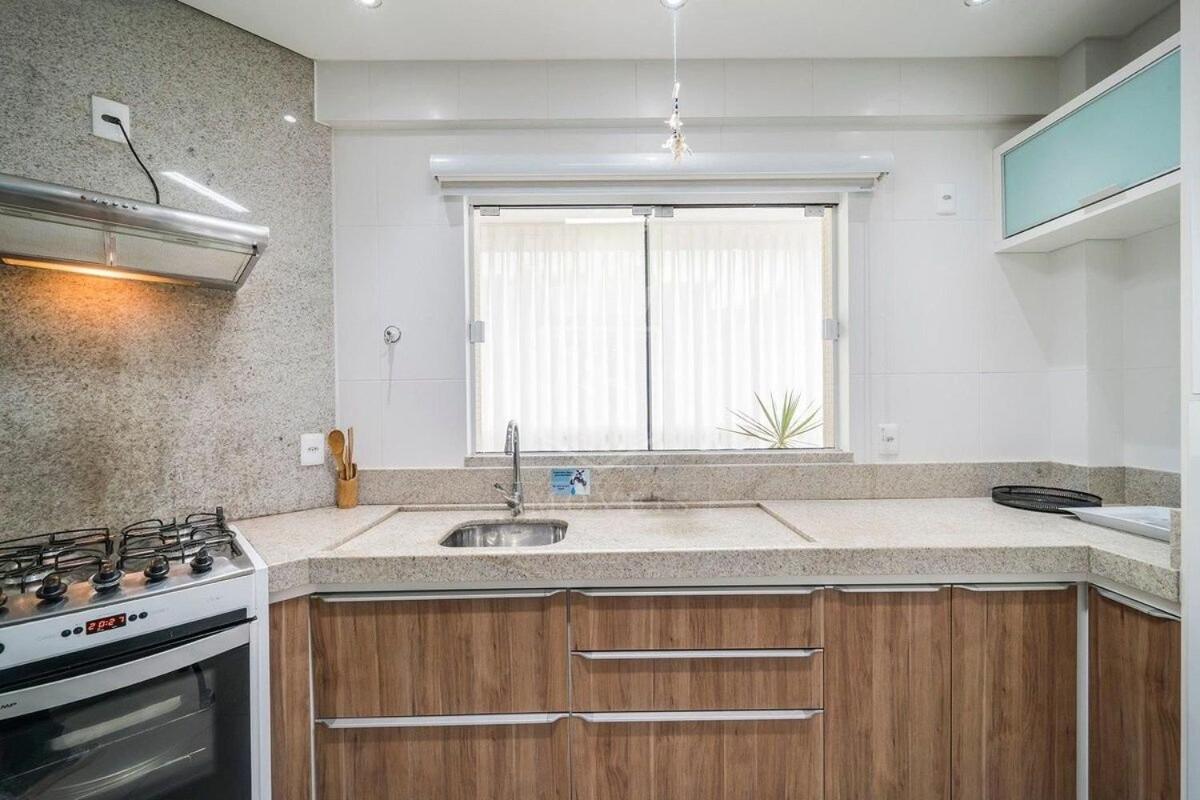A05 - 101 bl 02 - Águas Azuis - Apartamento na Avenida de Bombinhas
