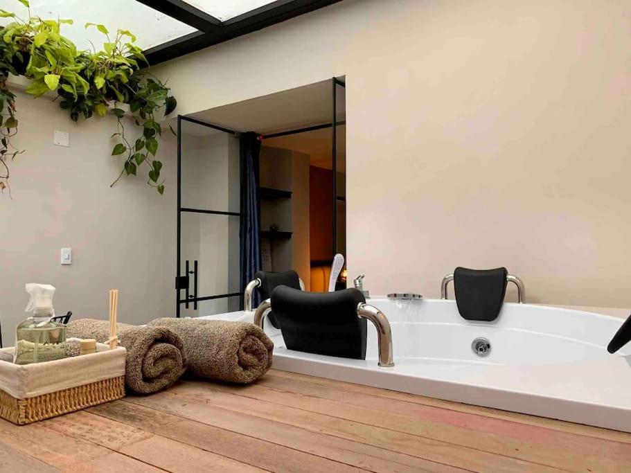 Medellin Vacations - Adorable Bungalow With Private Jacuzzi in Lleras and Provenza - Property Image 1