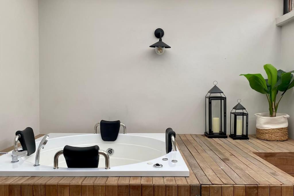 Medellin Vacations - Adorable Bungalow With Private Jacuzzi in Lleras and Provenza - Property Image 9