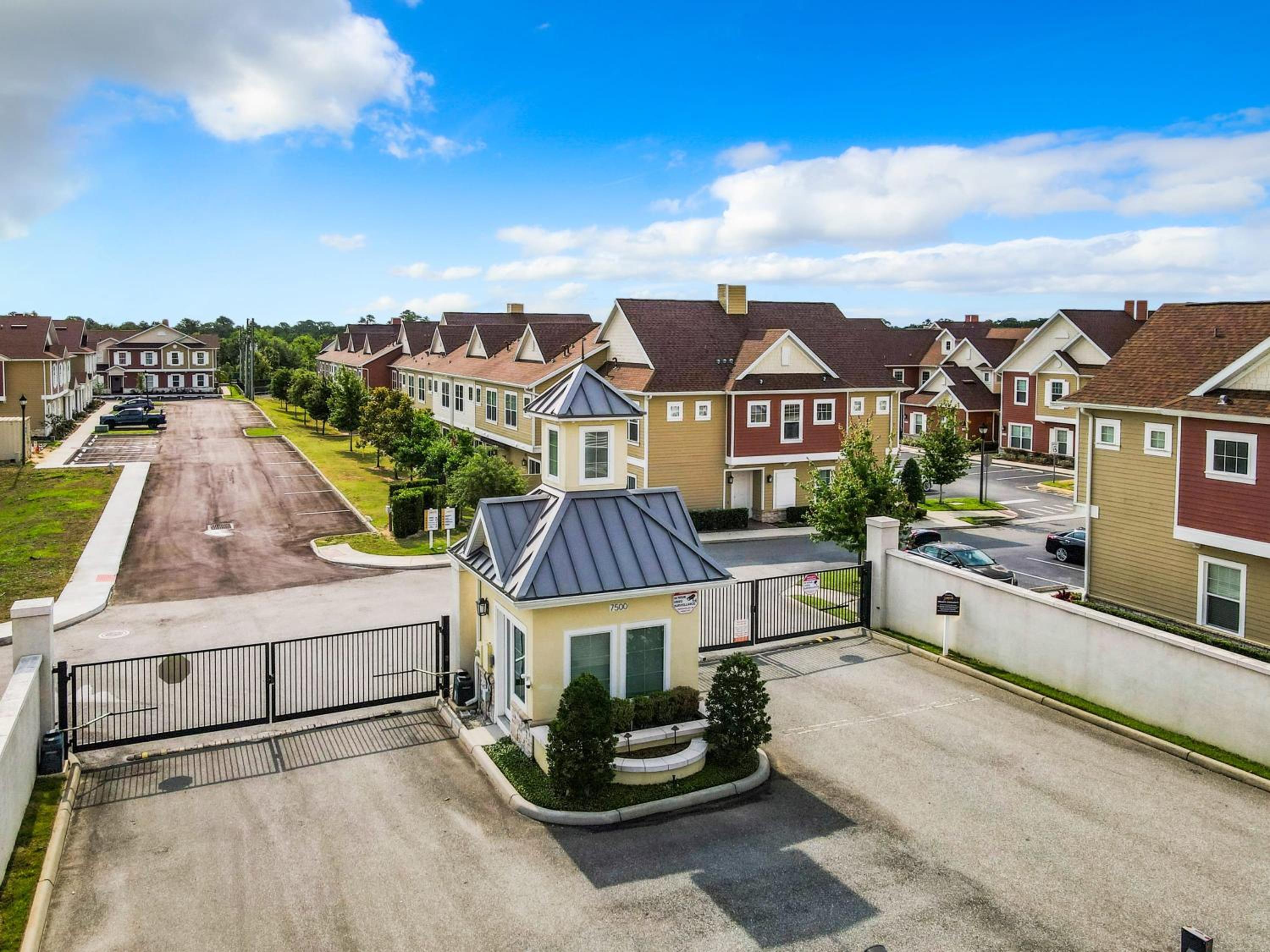 Fabulous Paradise 3BR Townhouse near Disney and outlets