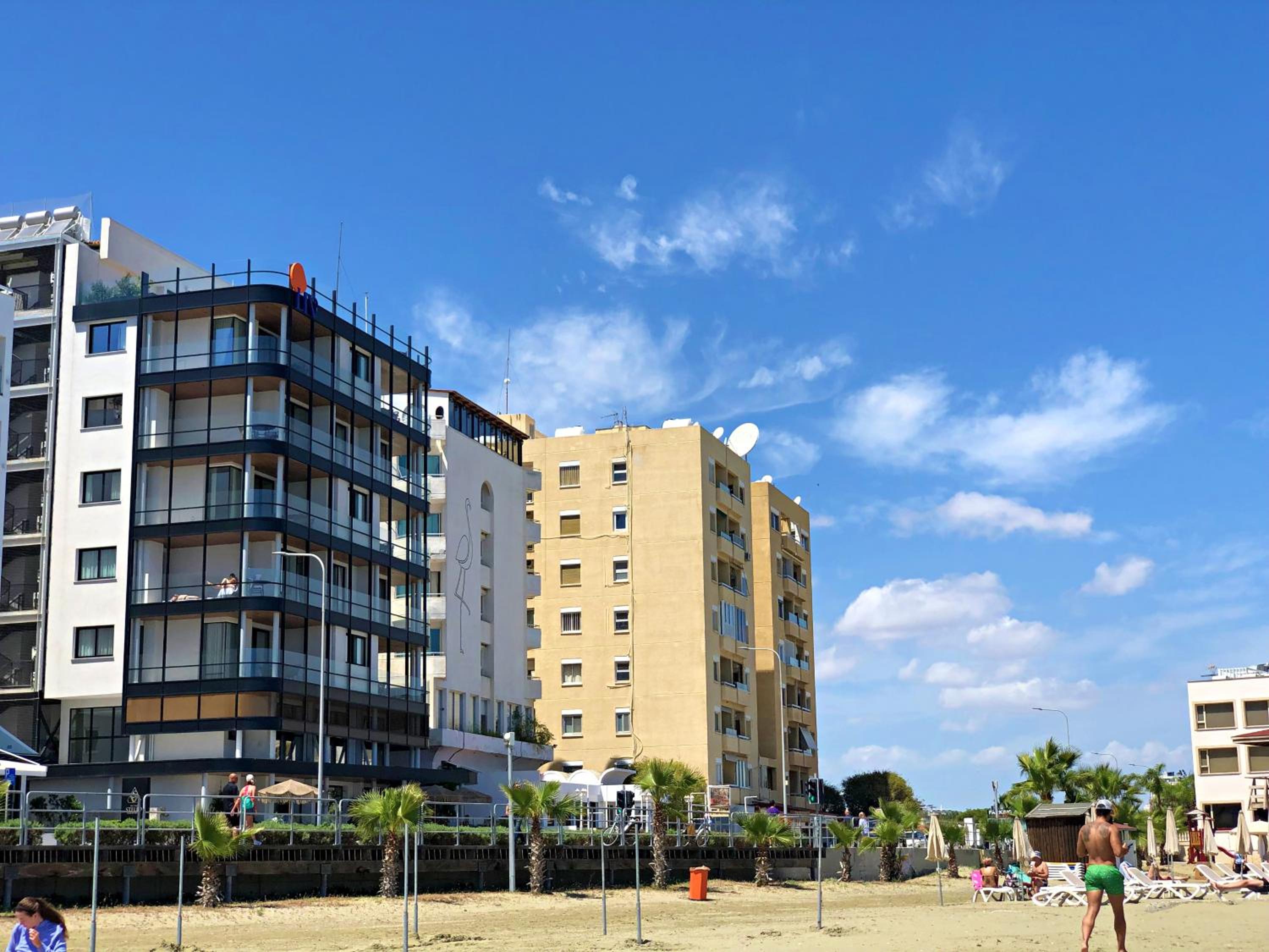 Luxury Stay at Mackenzie Beach with Private Parking and Balcony