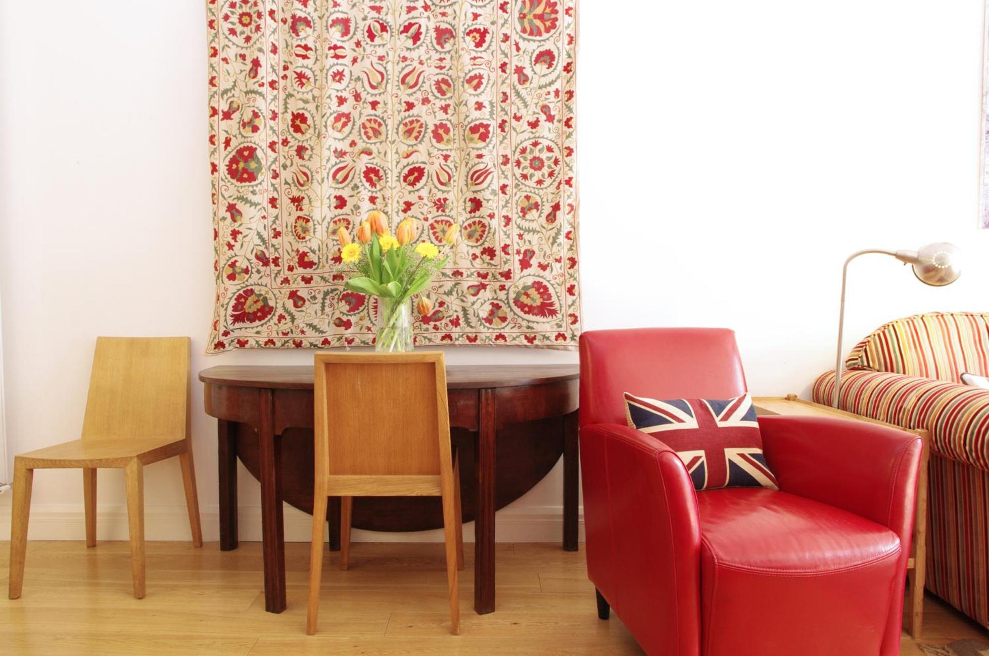 Elegant Clerkenwell Apartment with Balcony and Lift near Barbican