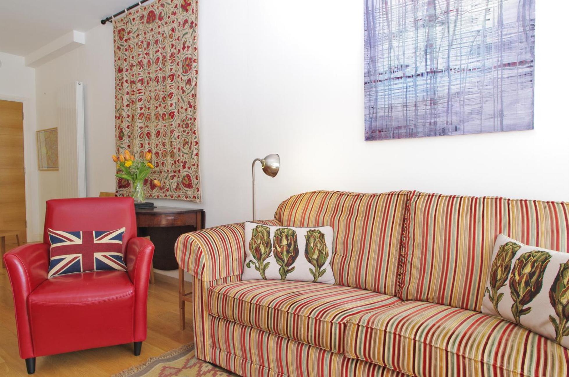 Elegant Clerkenwell Apartment with Balcony and Lift near Barbican