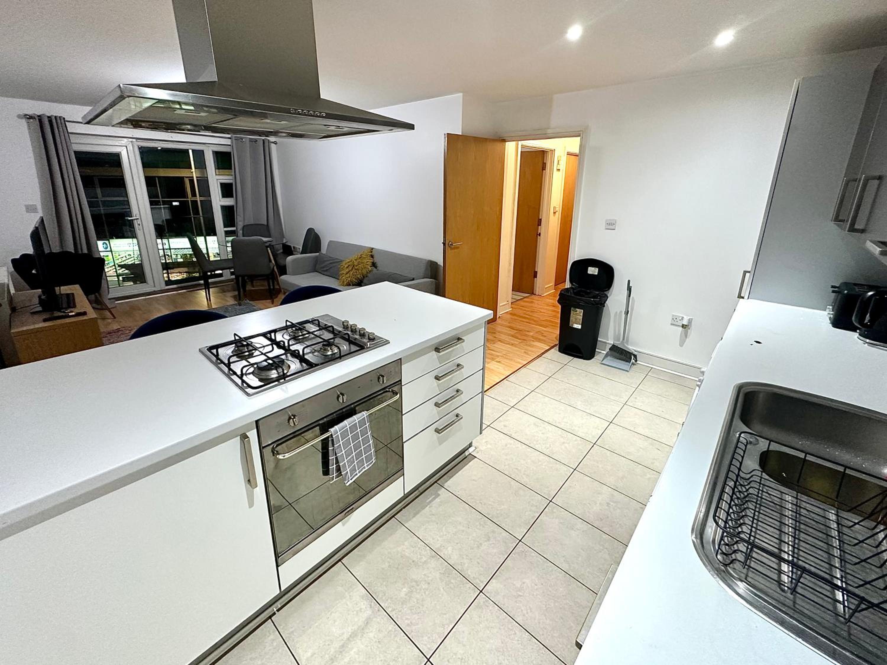Starlet Stays - London 2 Bedroom Apartment near Central Line