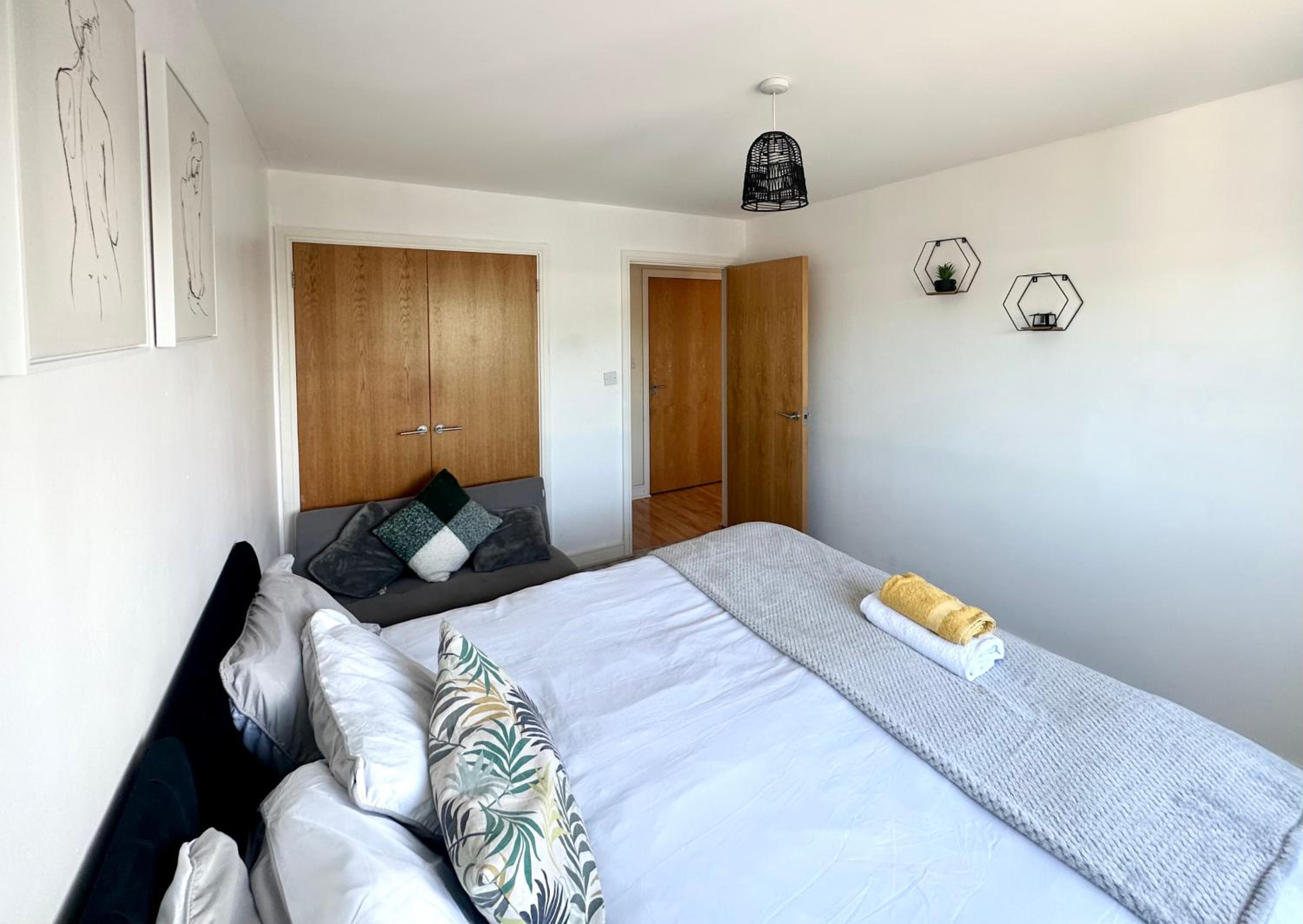 Starlet Stays - London 2 Bedroom Apartment near Central Line