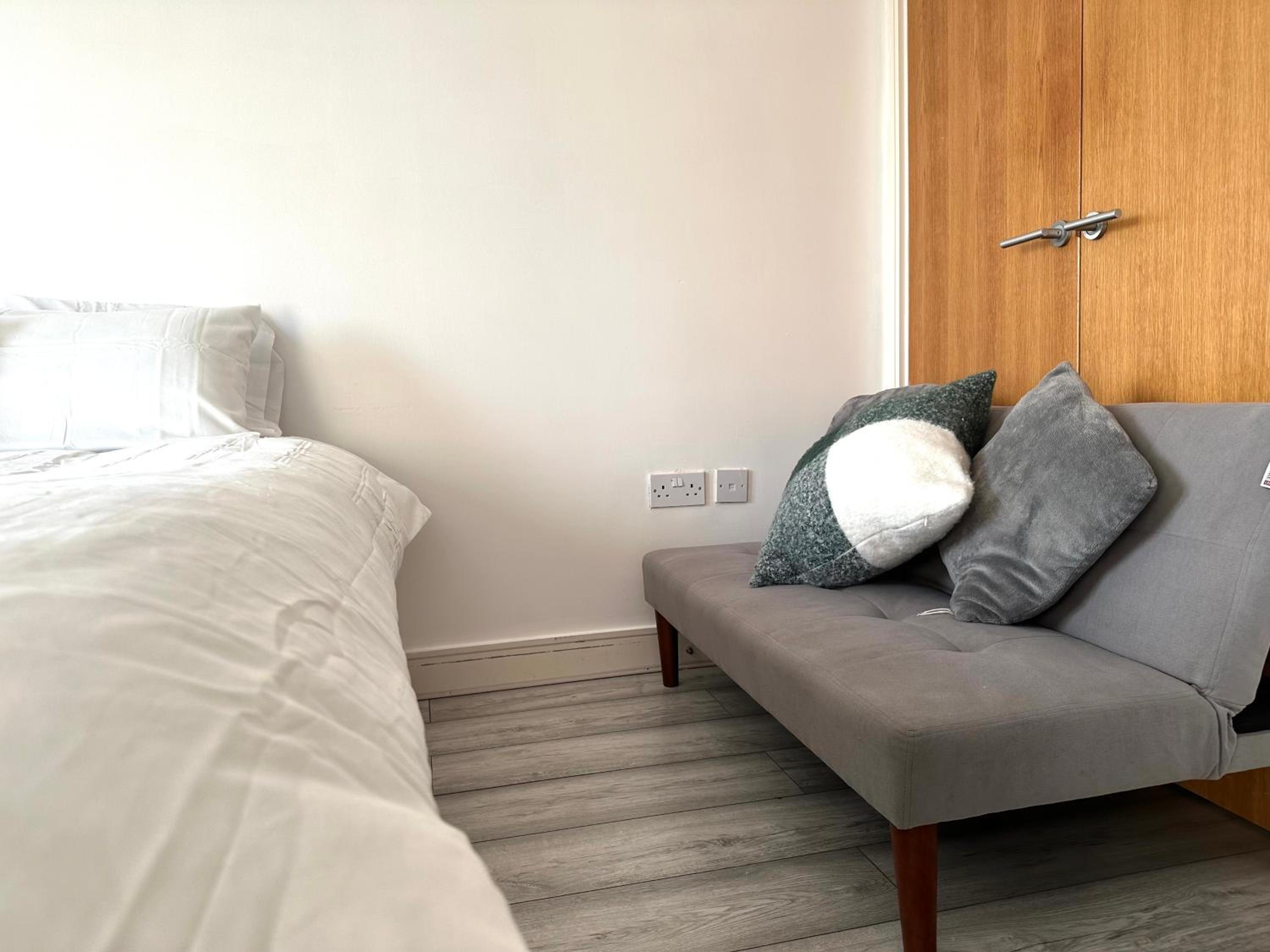 Starlet Stays - London 2 Bedroom Apartment near Central Line