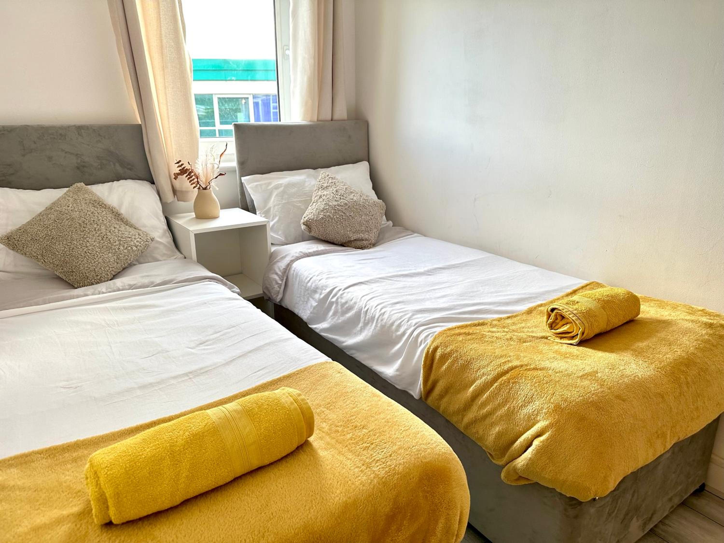 Starlet Stays - London 2 Bedroom Apartment near Central Line