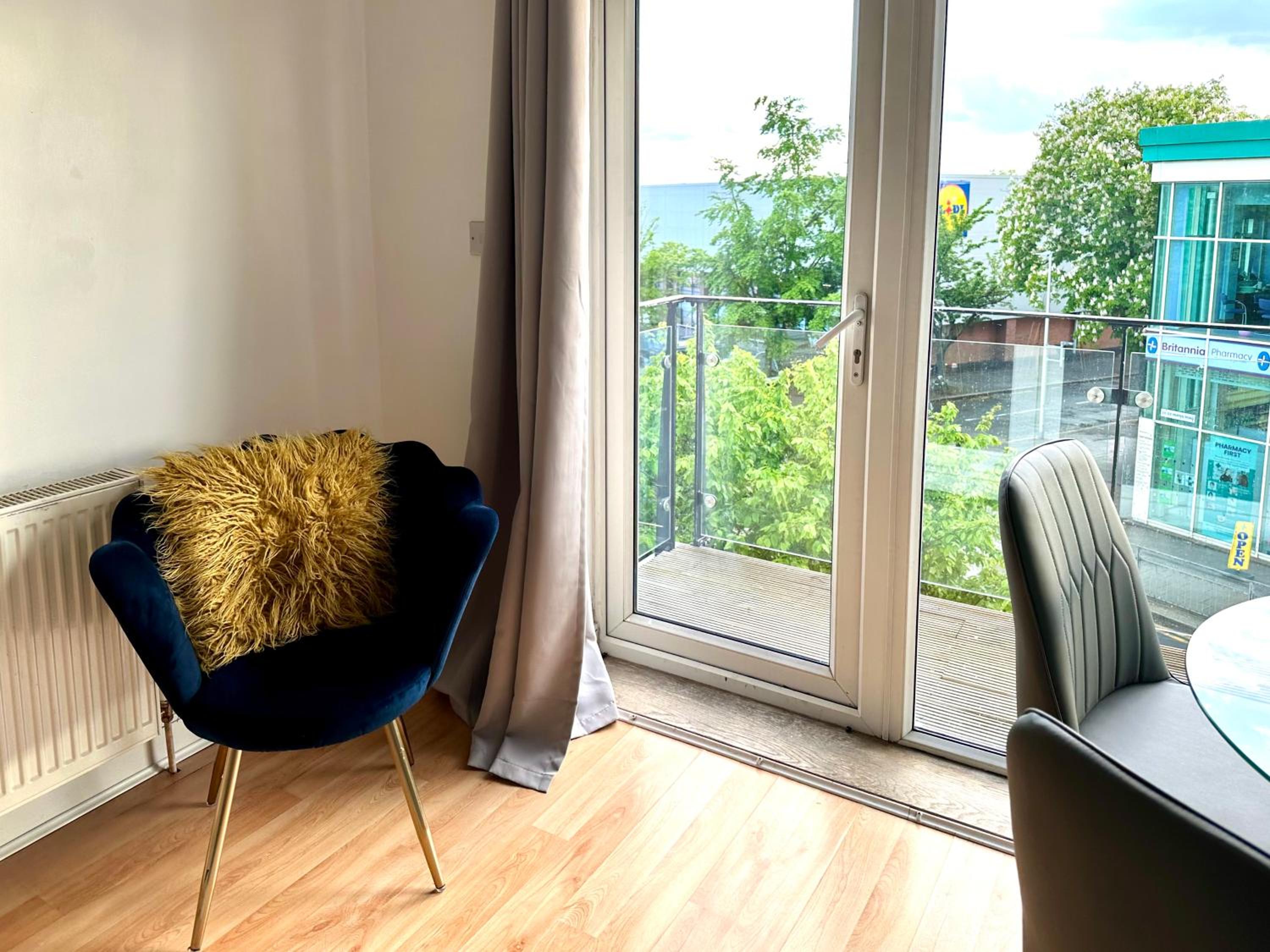 Starlet Stays - London 2 Bedroom Apartment near Central Line
