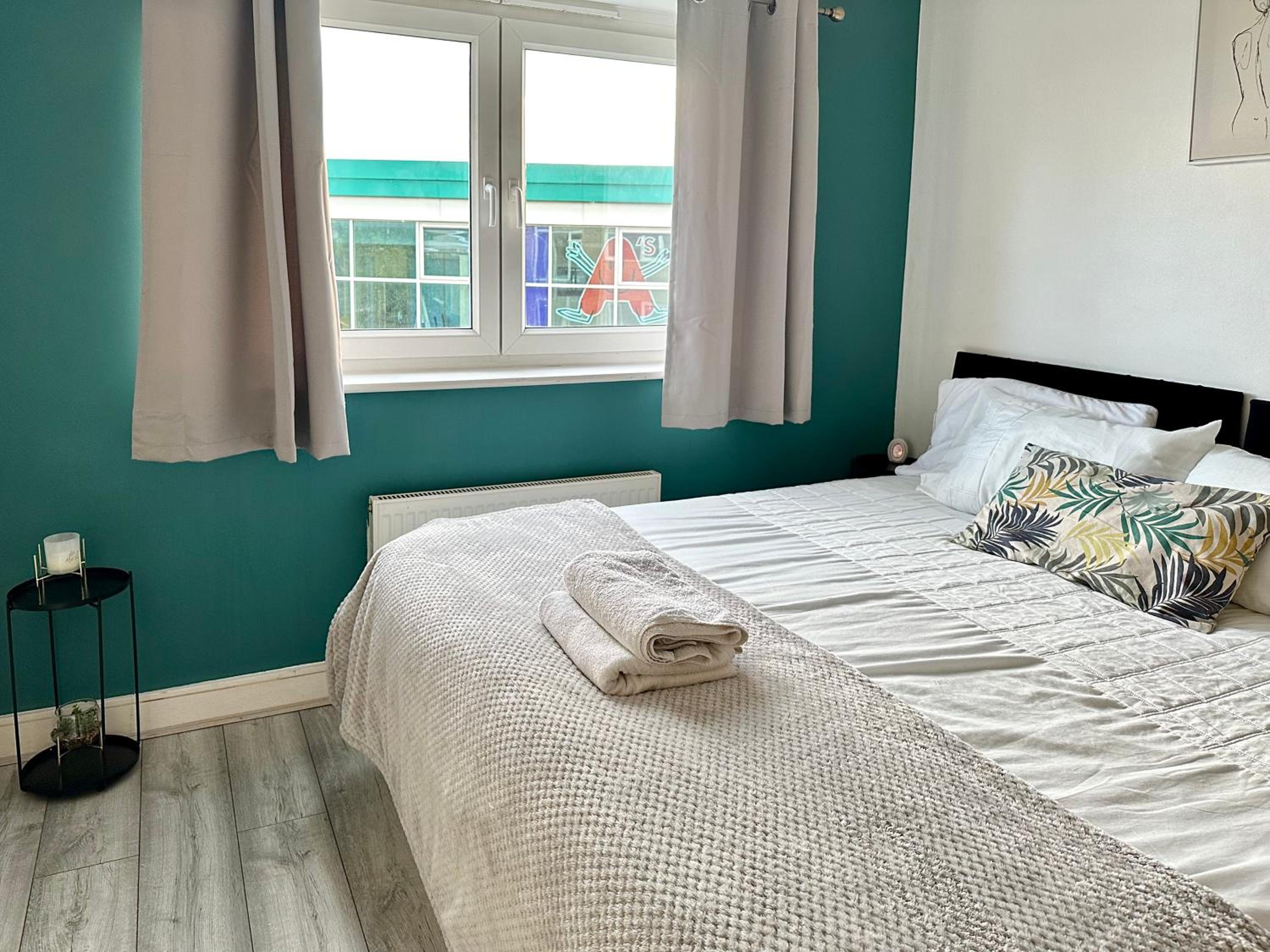 Starlet Stays - London 2 Bedroom Apartment near Central Line