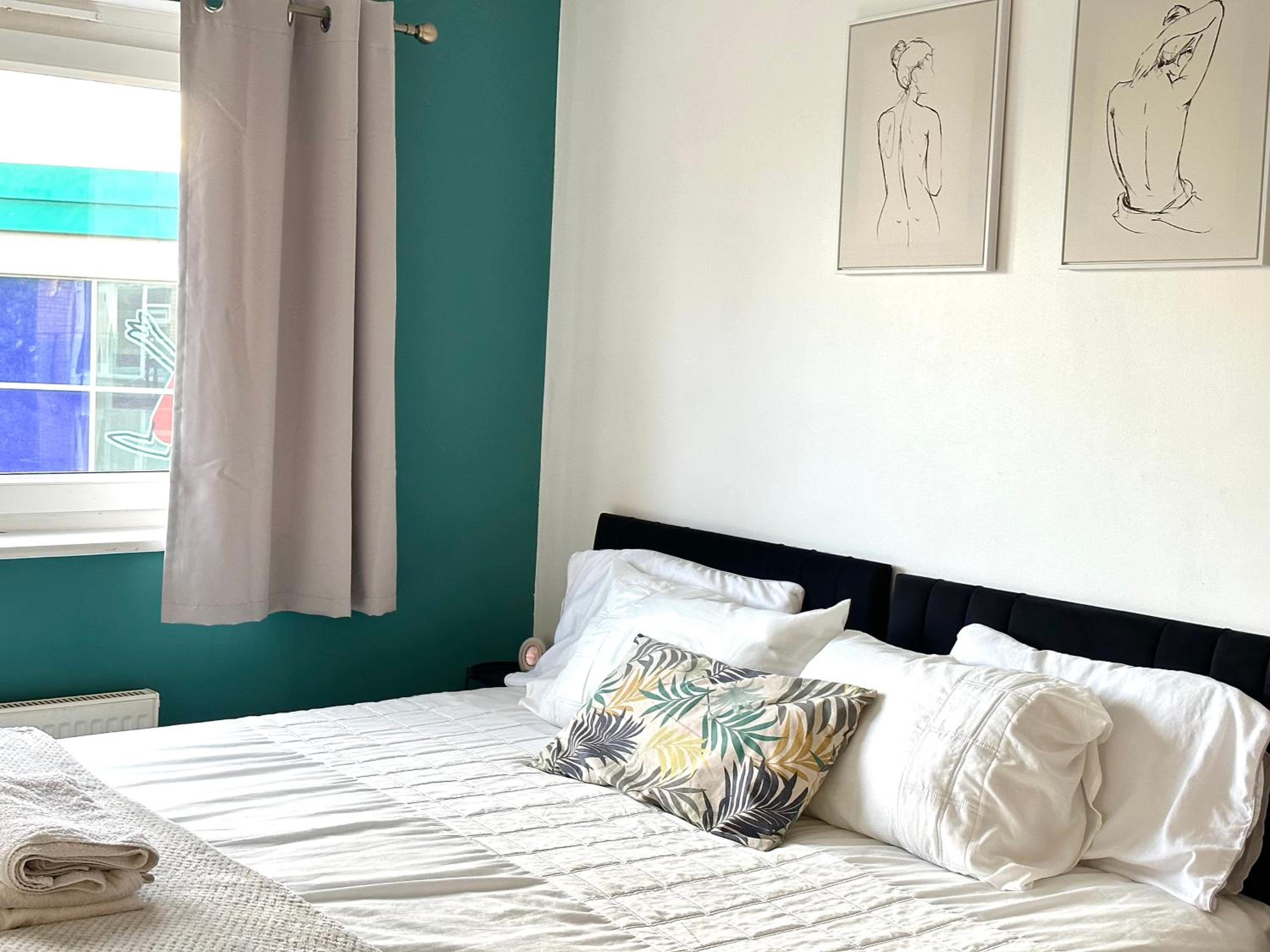 Starlet Stays - London 2 Bedroom Apartment near Central Line