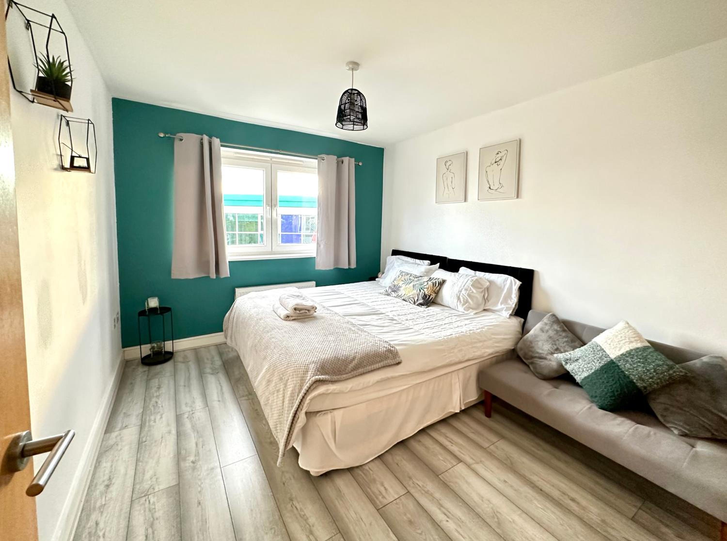 Starlet Stays - London 2 Bedroom Apartment near Central Line