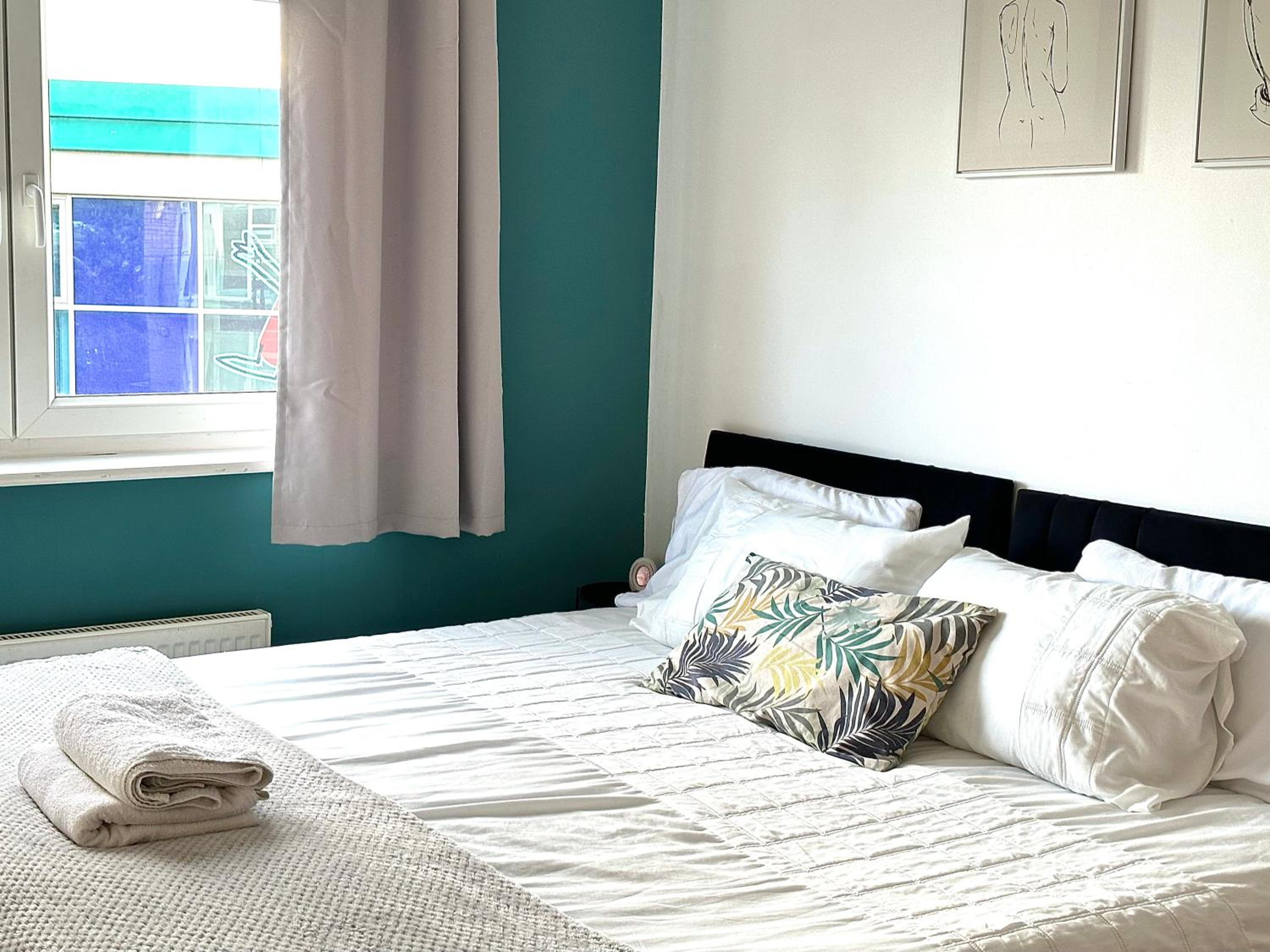 Starlet Stays - London 2 Bedroom Apartment near Central Line