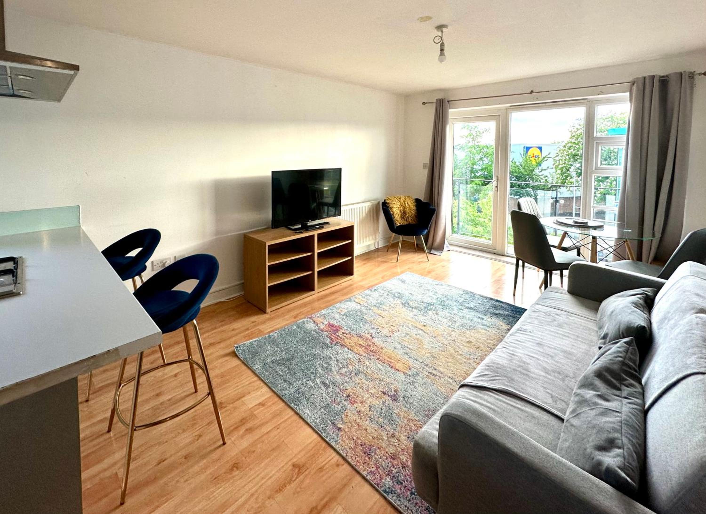 Starlet Stays - London 2 Bedroom Apartment near Central Line