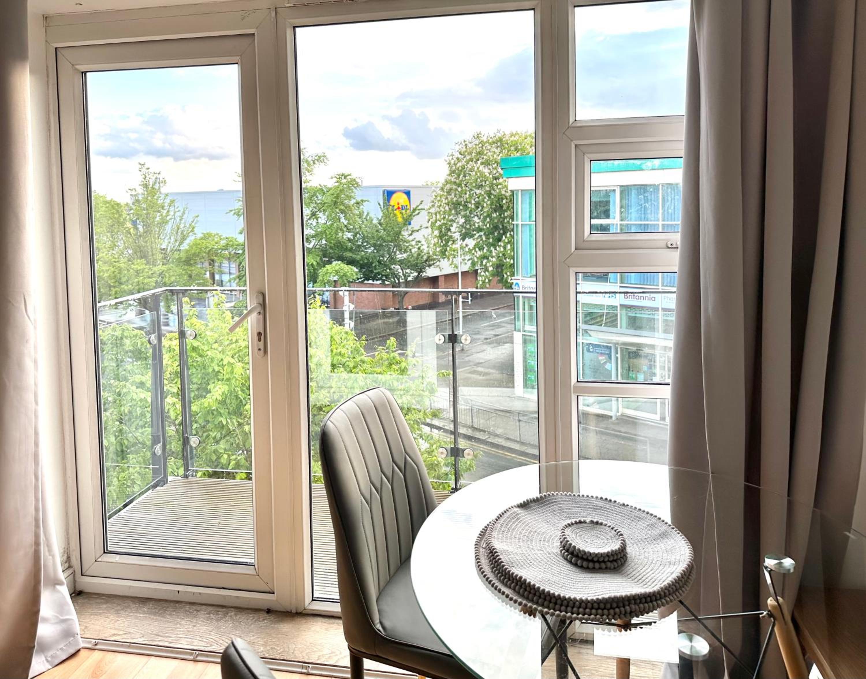 Starlet Stays - London 2 Bedroom Apartment near Central Line