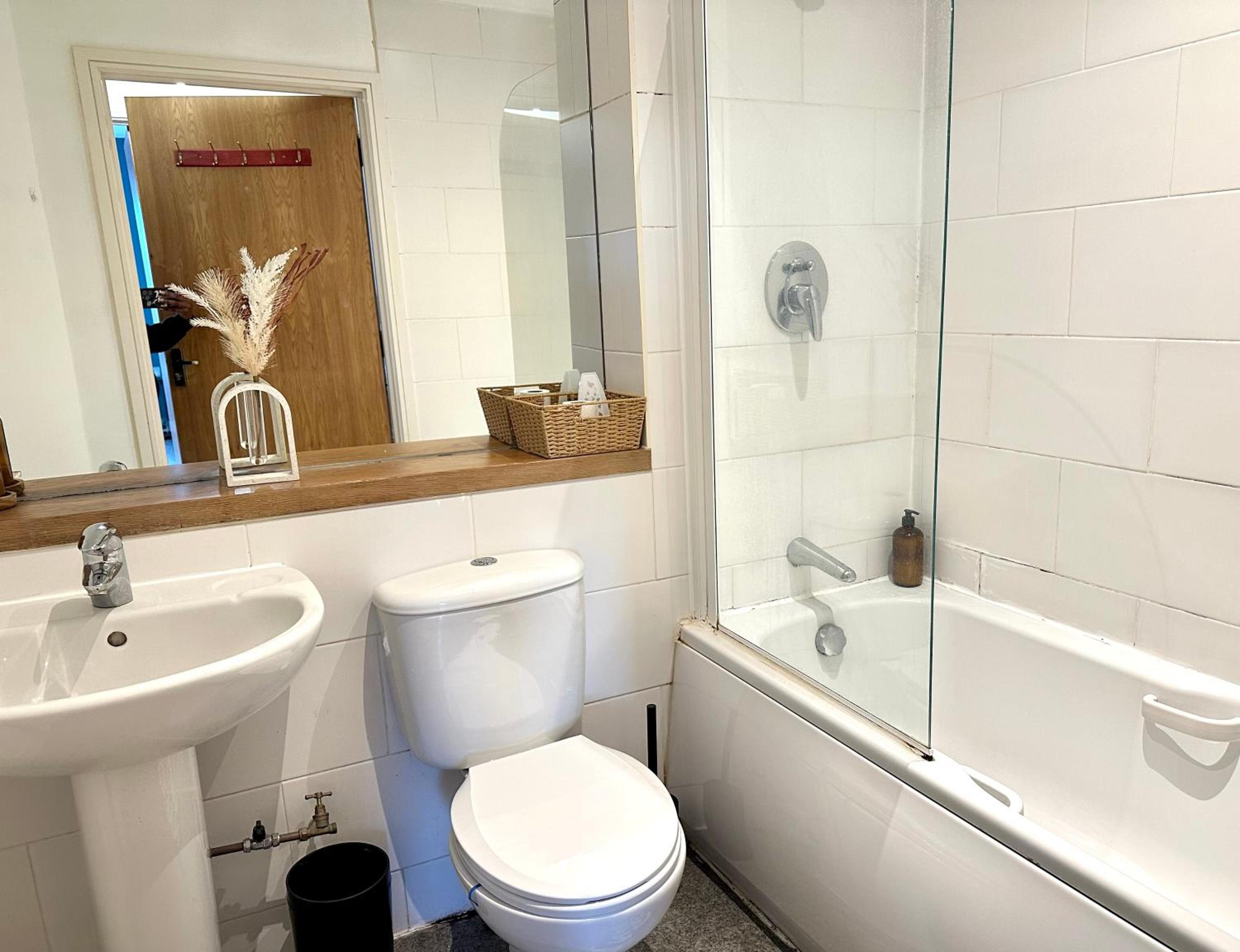 Starlet Stays - London 2 Bedroom Apartment near Central Line