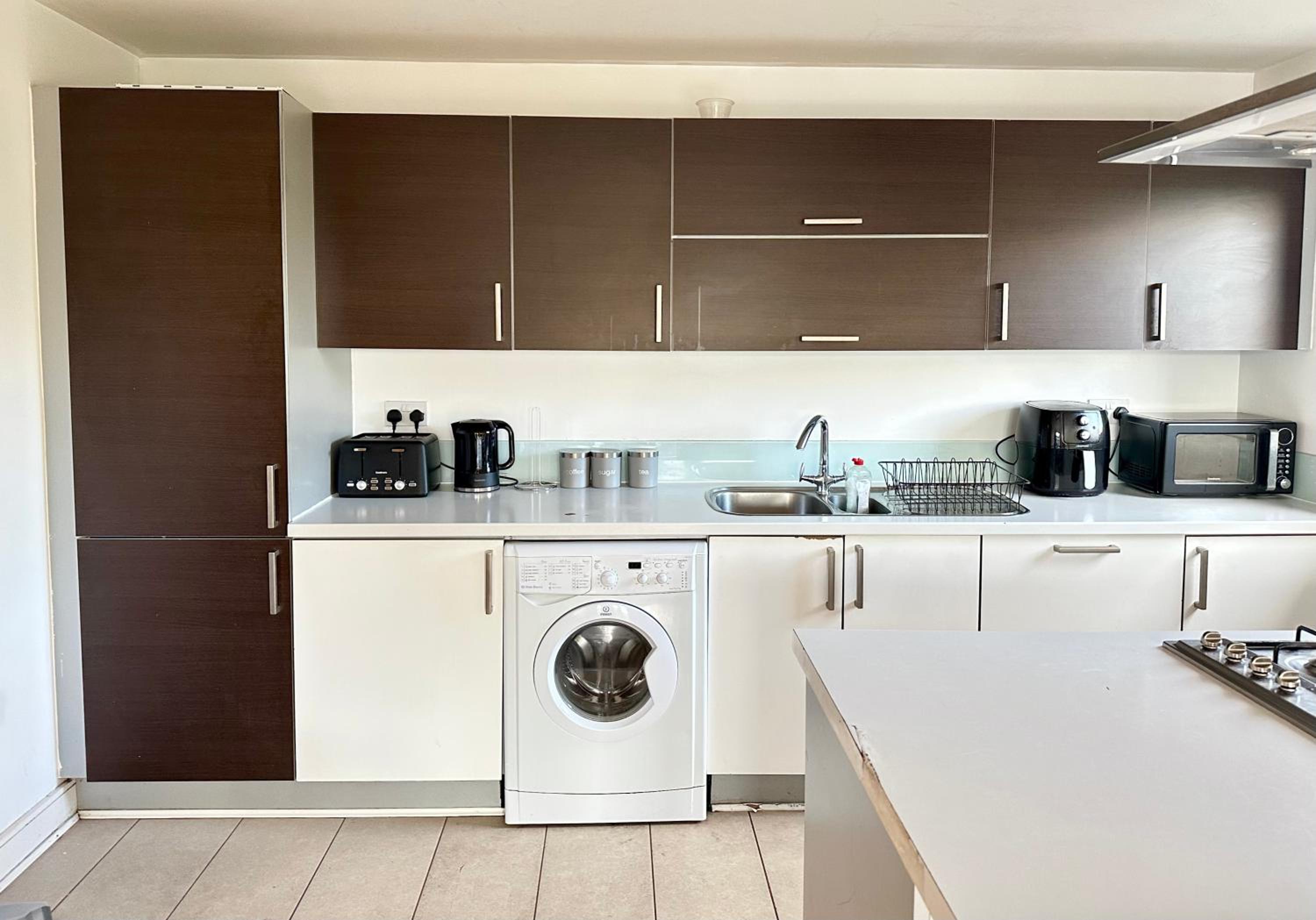 Starlet Stays - London 2 Bedroom Apartment near Central Line