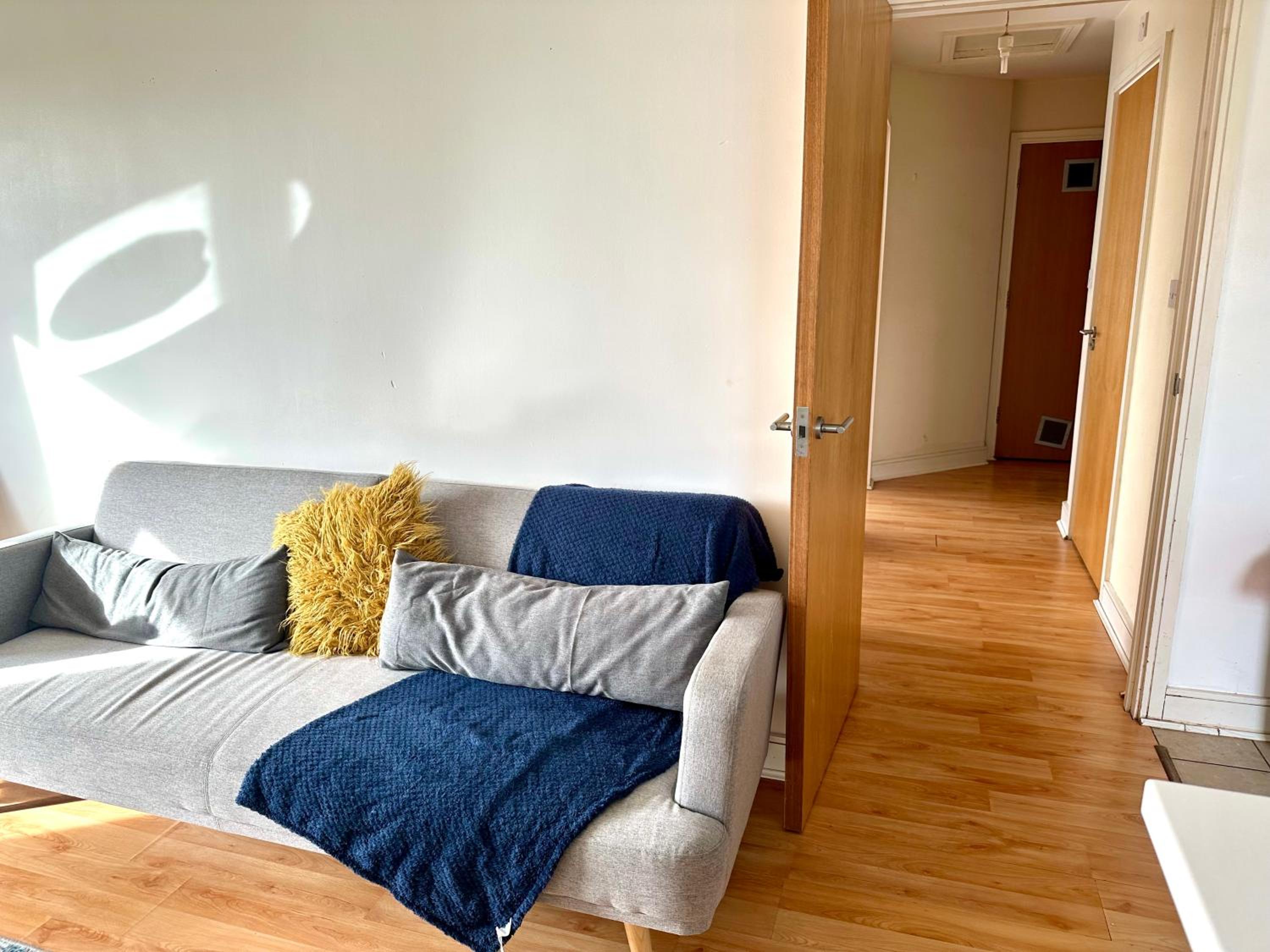 Starlet Stays - London 2 Bedroom Apartment near Central Line