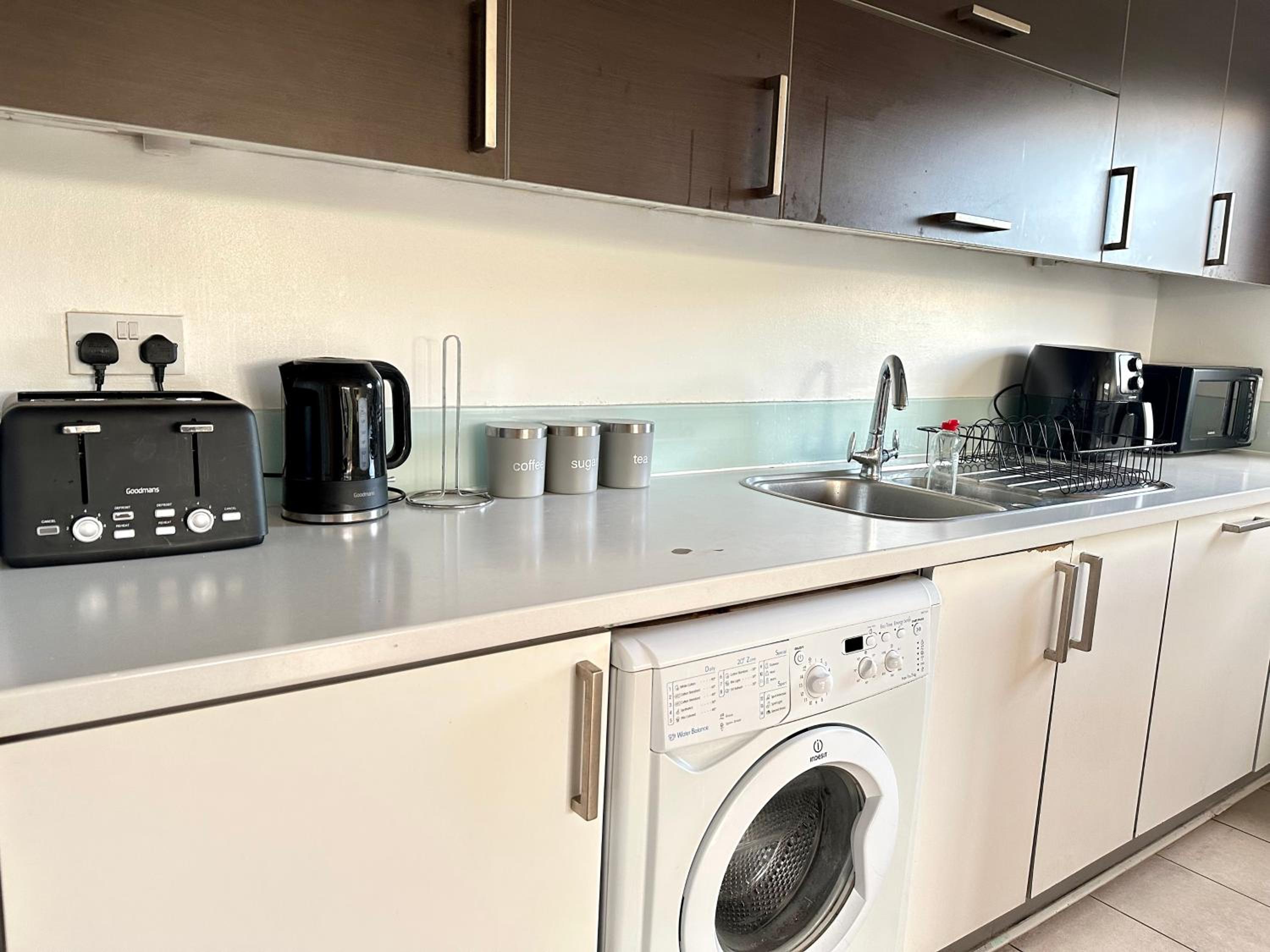 Starlet Stays - London 2 Bedroom Apartment near Central Line