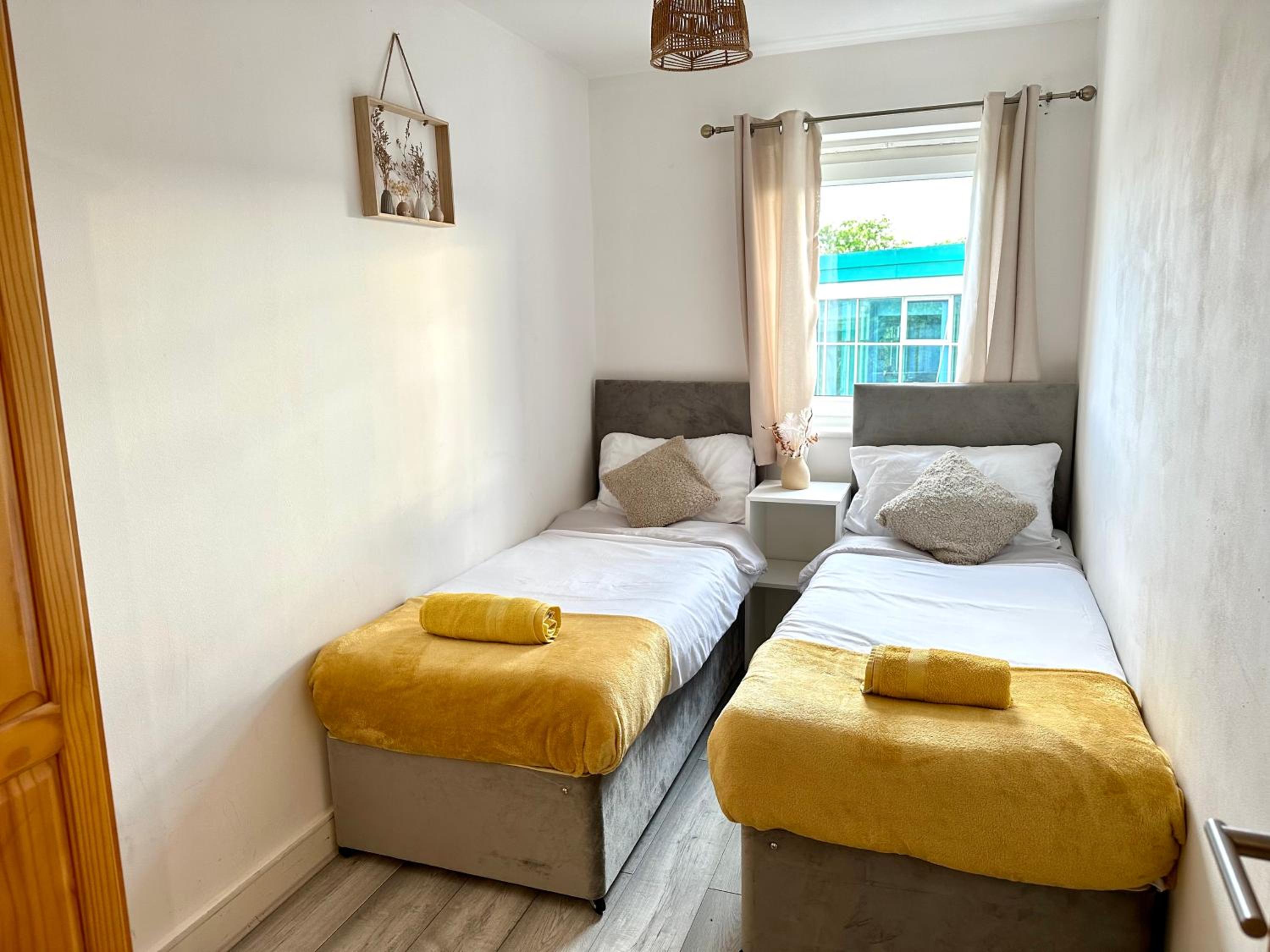 Starlet Stays - London 2 Bedroom Apartment near Central Line