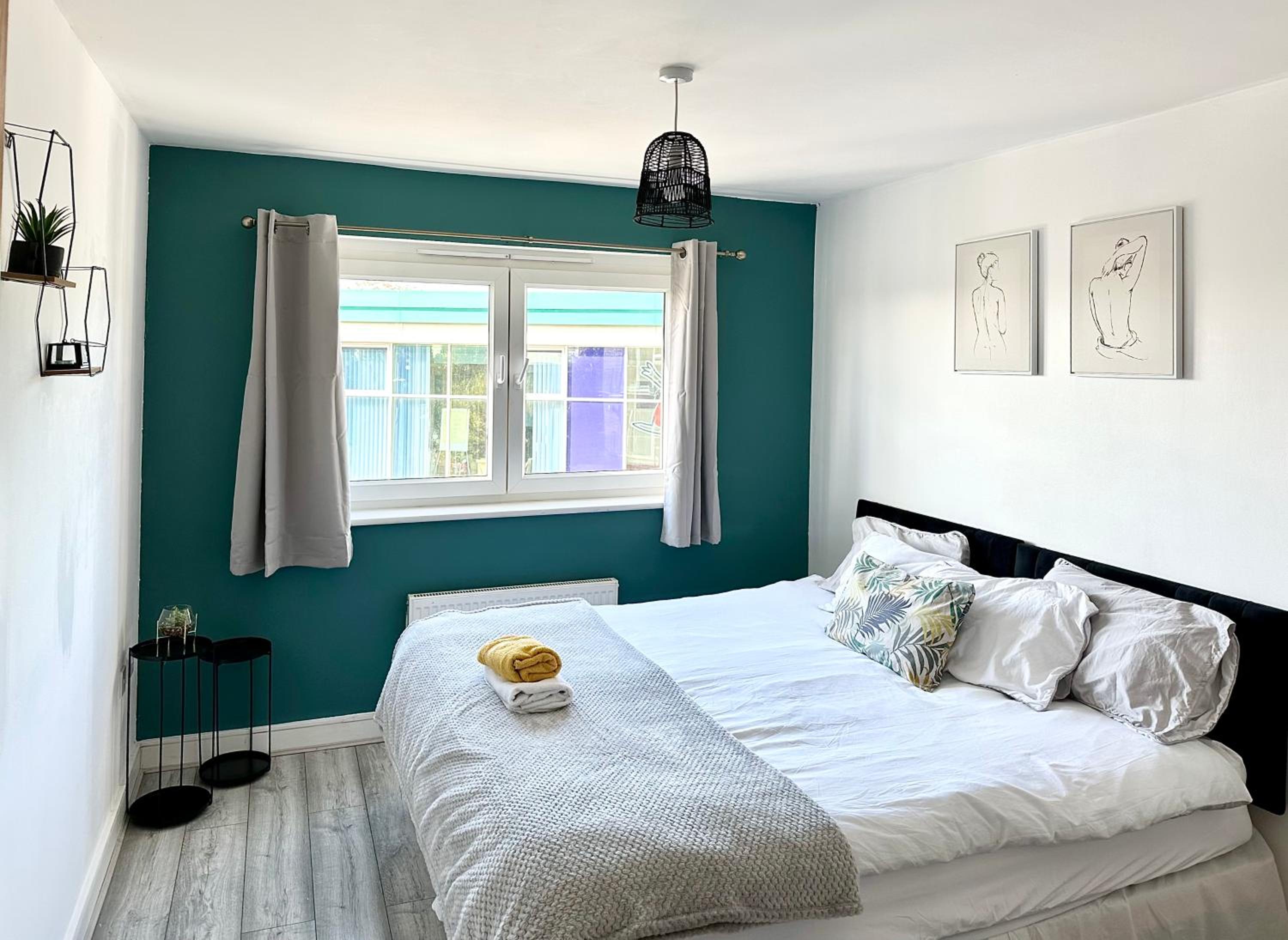 Starlet Stays - London 2 Bedroom Apartment near Central Line