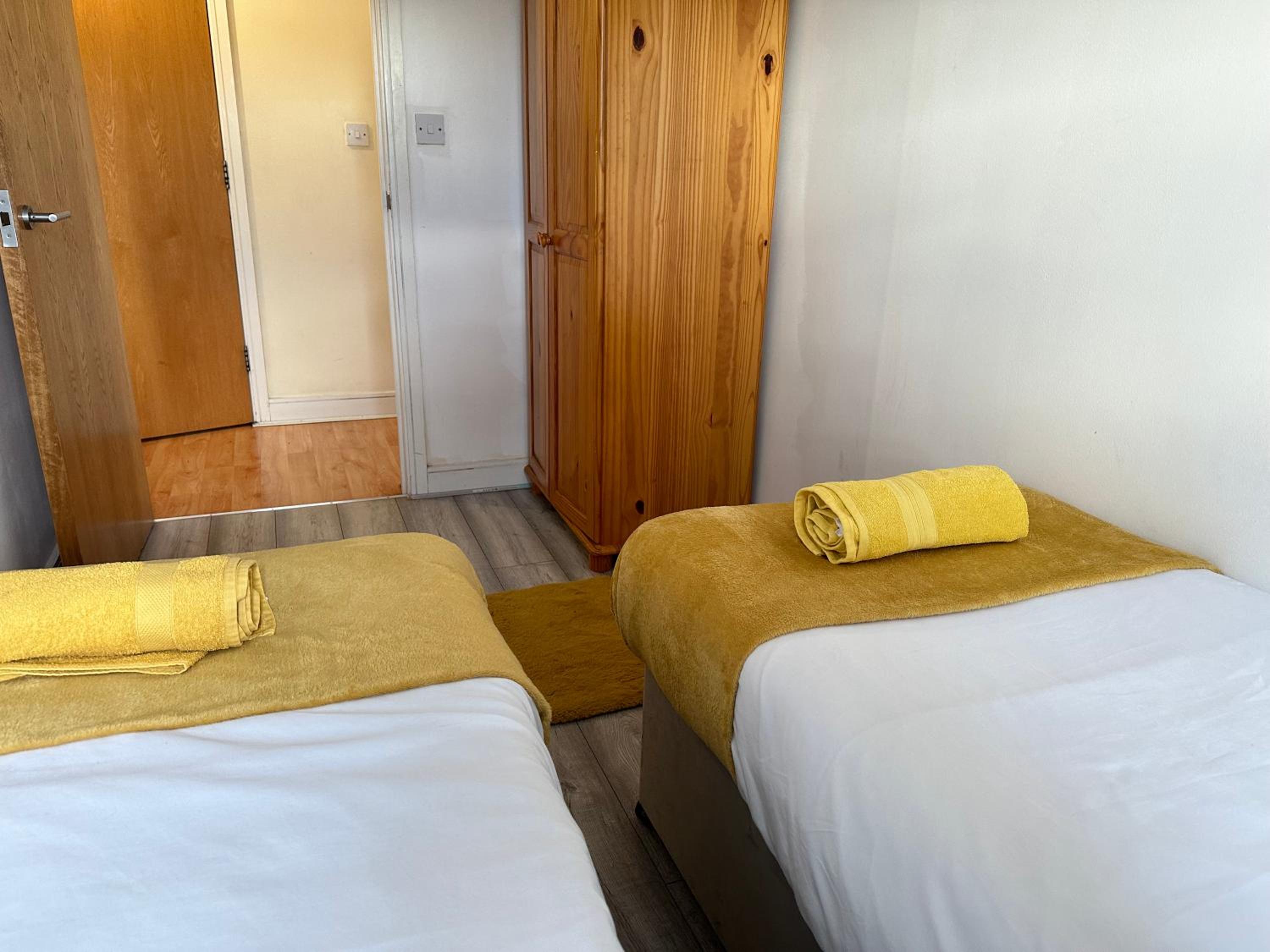 Starlet Stays - London 2 Bedroom Apartment near Central Line