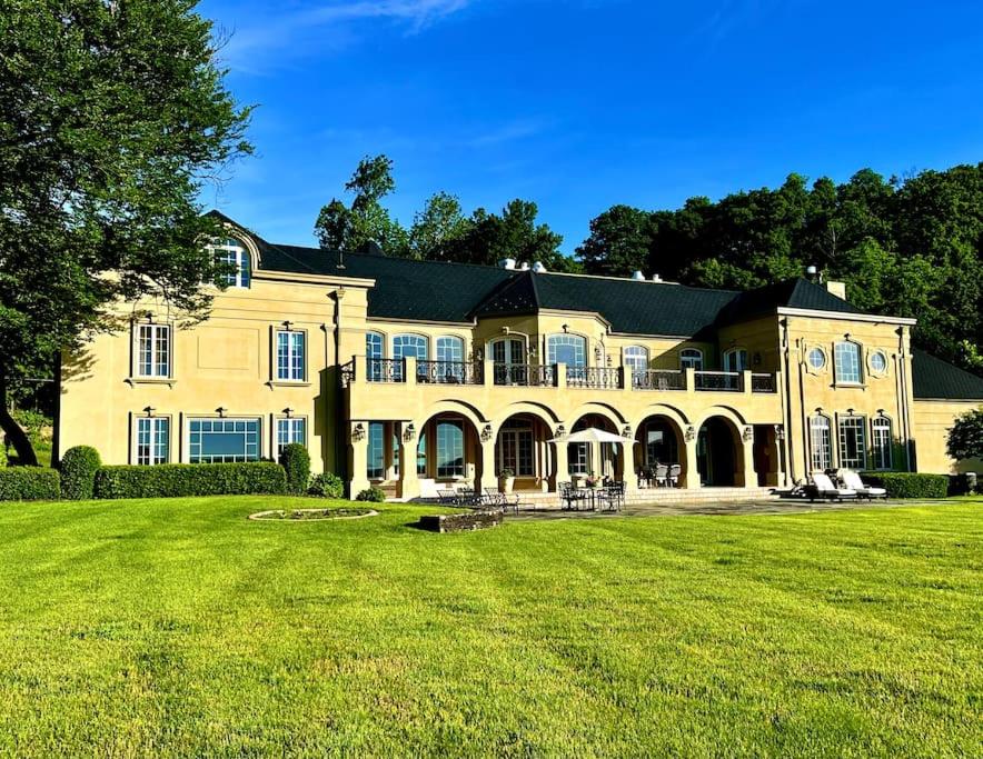 Newburgh Vacations - Chateau Montreau on Hudson - Property Image 1