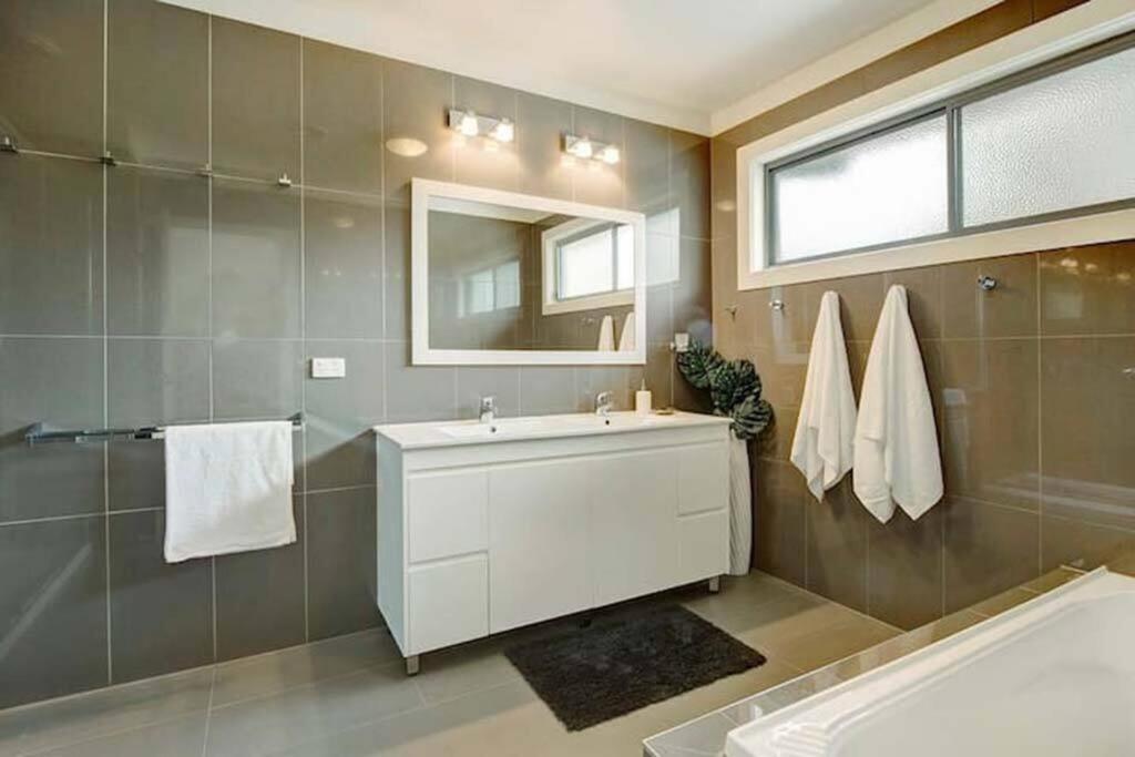 Dromana Grove SPA & POOL sleeps 15