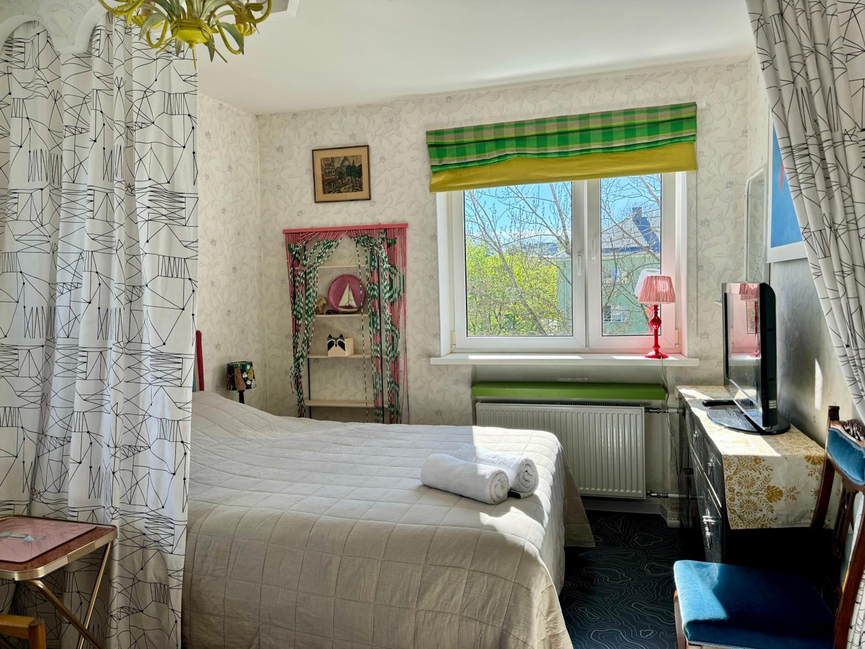 LITTLE LONDON ONE boutique apartment Netflix TV Old Town
