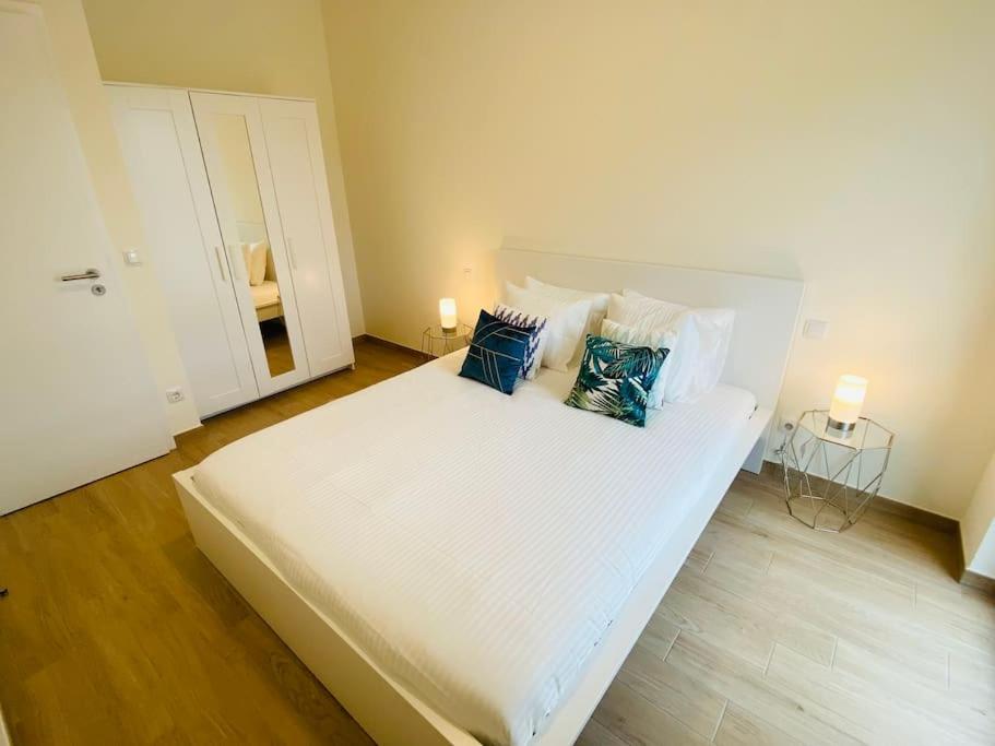 Luxury 2023 one bedroom Flat in city center w Parking