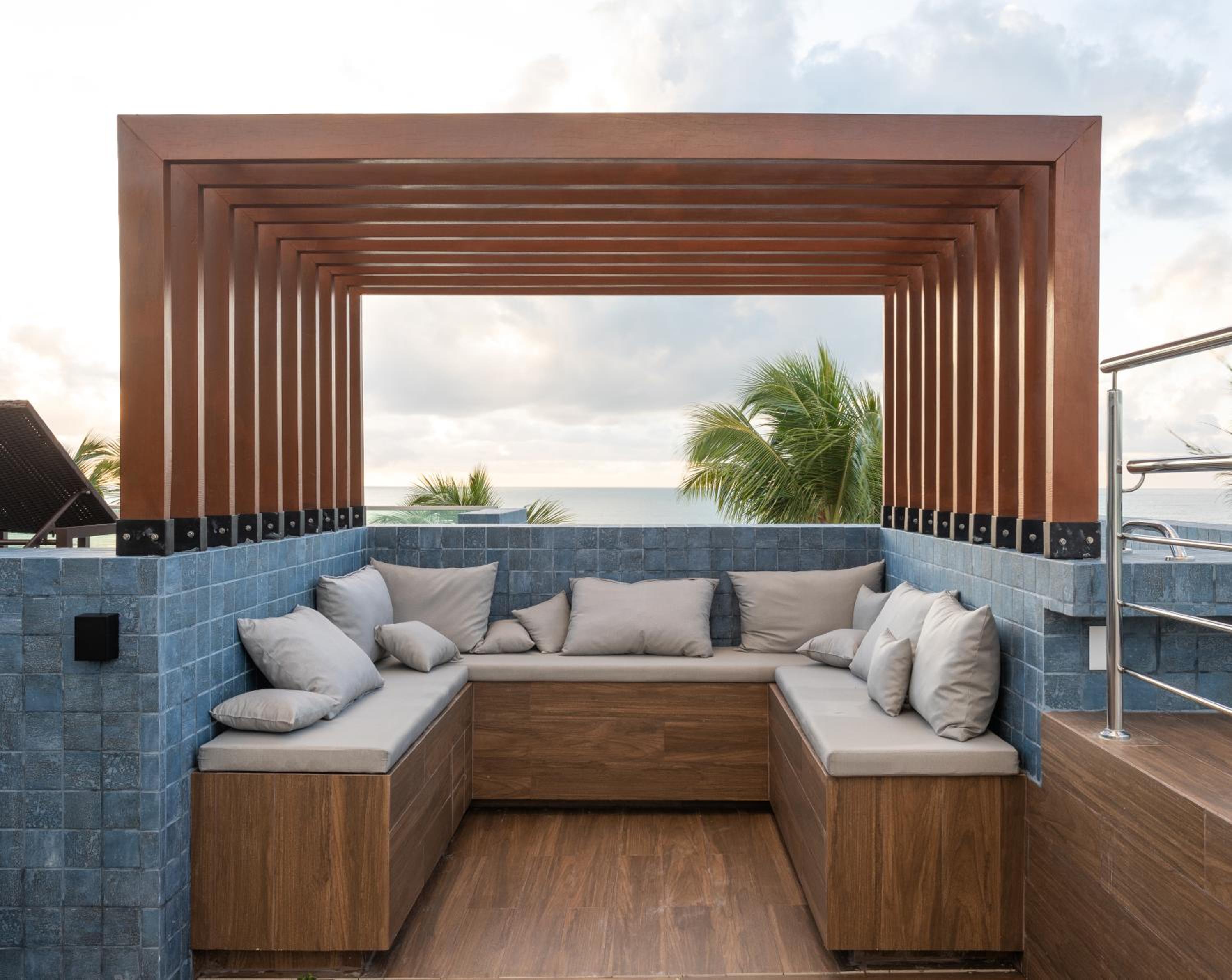 Loft com jacuzzi privativa frente mar do Bessa