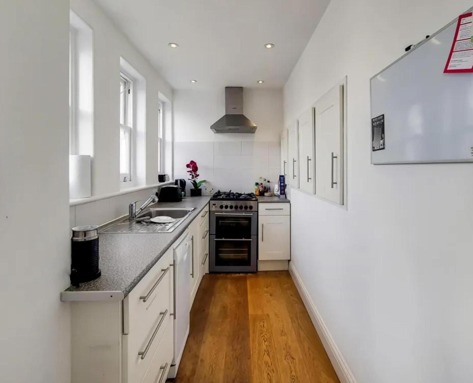 Apartment Sleeps 2 with Free Parking