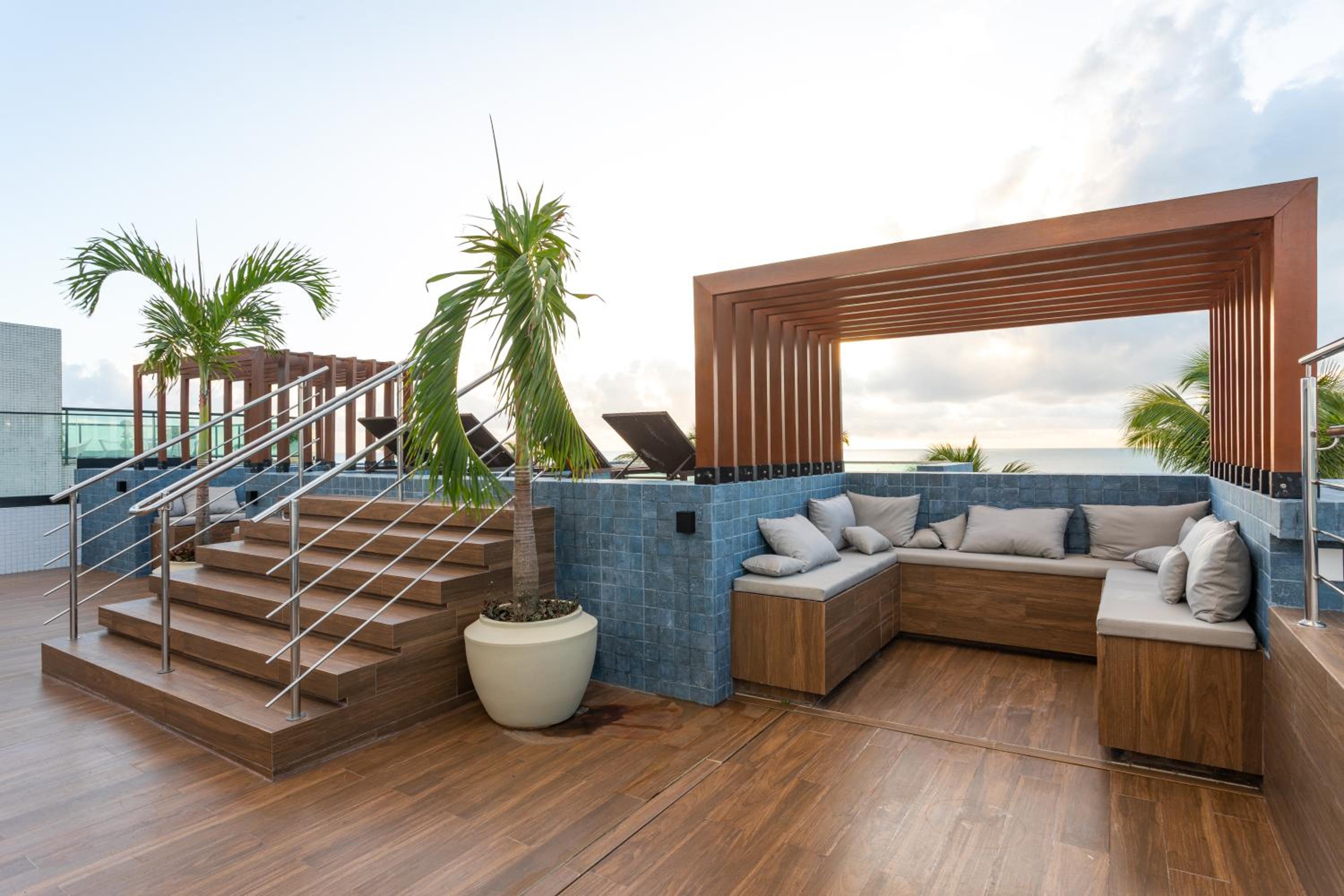 Loft com jacuzzi privativa frente mar do Bessa