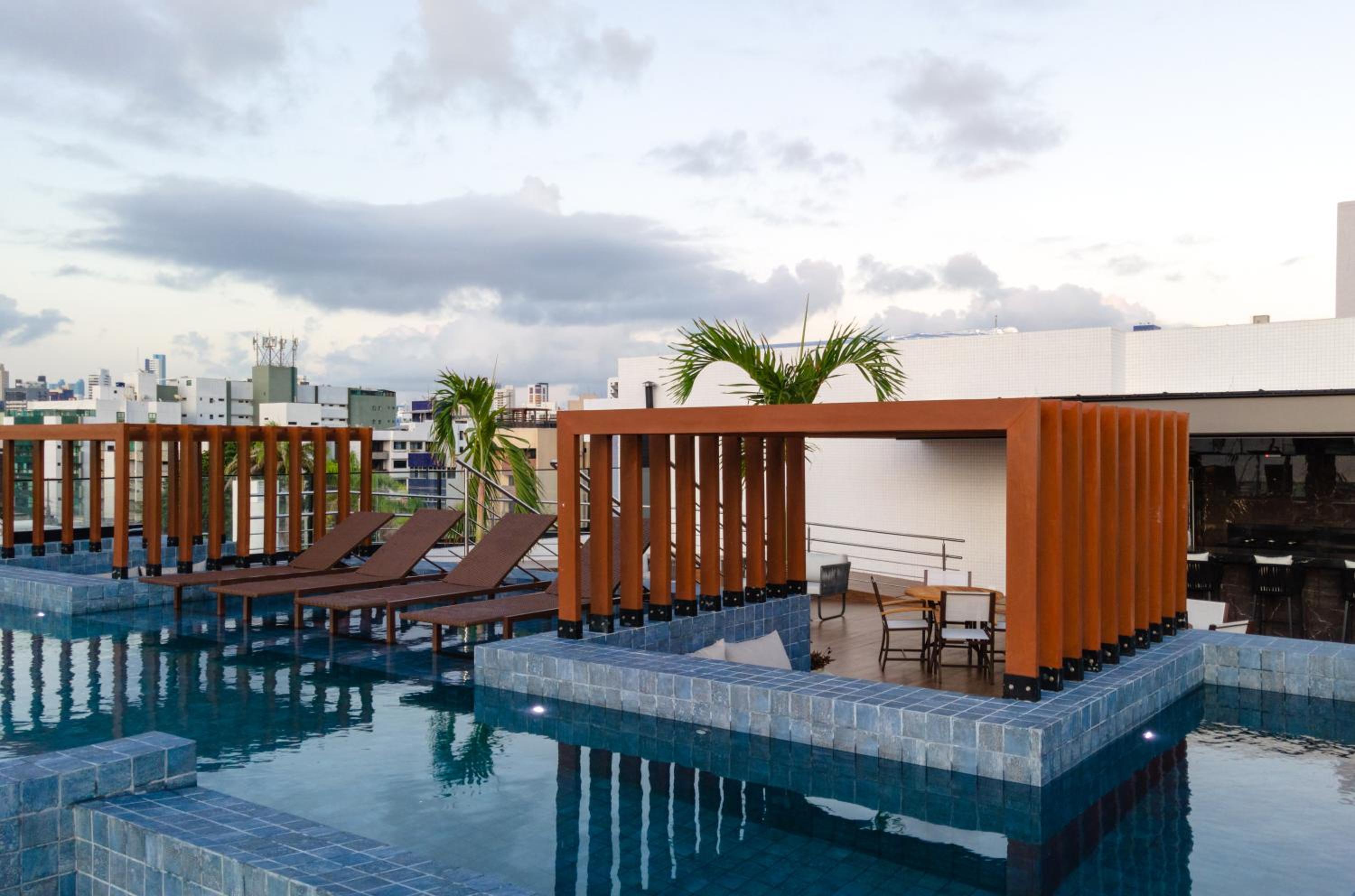 Loft com jacuzzi privativa frente mar do Bessa